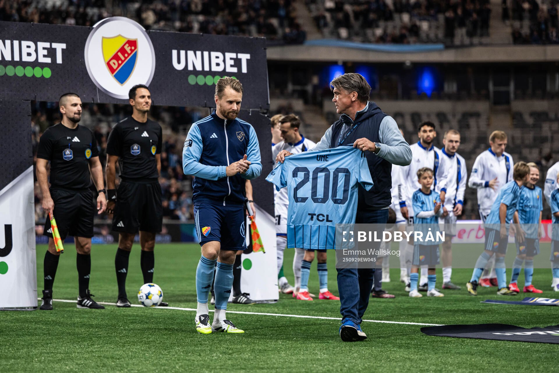Djurgårdens Jacob Une får en tröja av sportchef Bosse