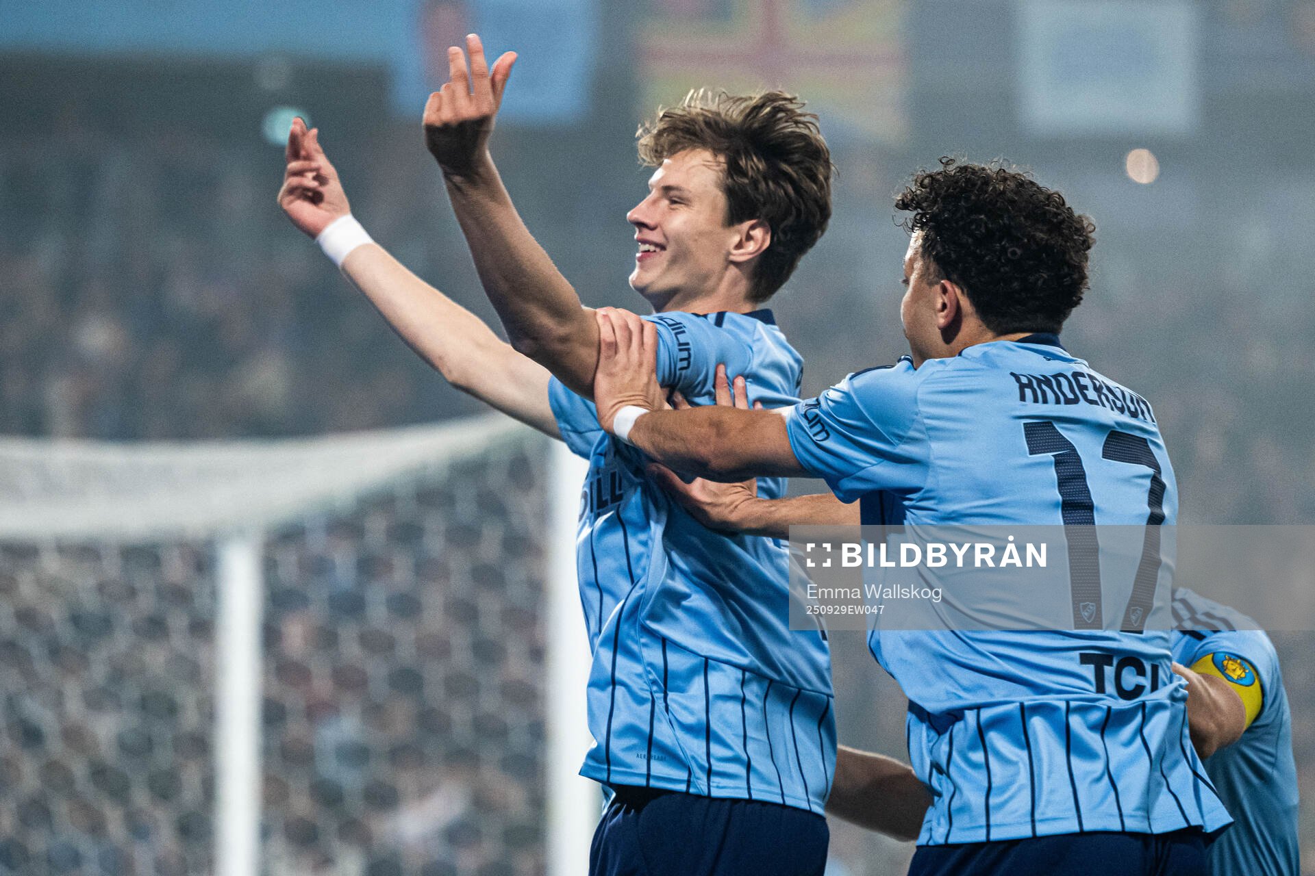 Djurgårdens August Priske Flyger och Mikael Anderson jublar