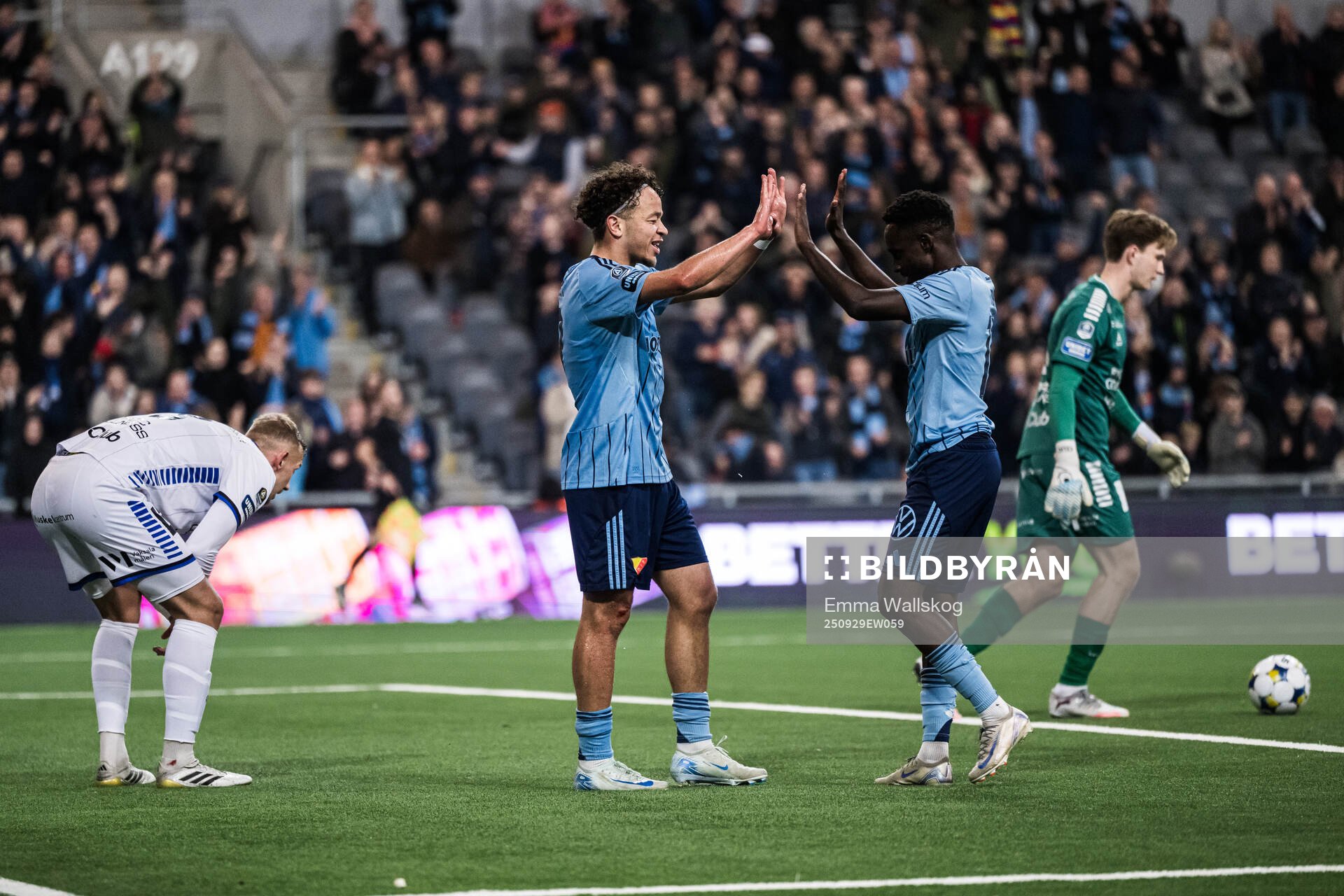 Djurgårdens Mikael Anderson och Tokmac Nguen jublar