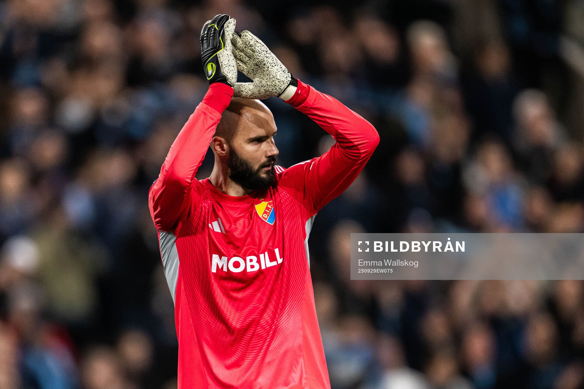 Djurgårdens målvakt Filip Manojlovic jublar