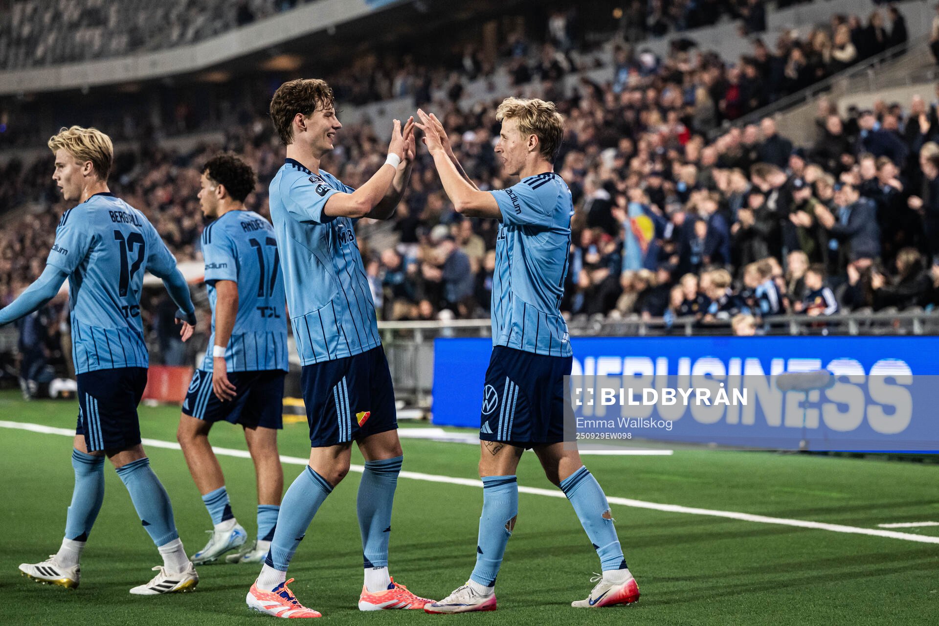 Djurgårdens Jeppe Møldrup Okkels jublar med August Priske