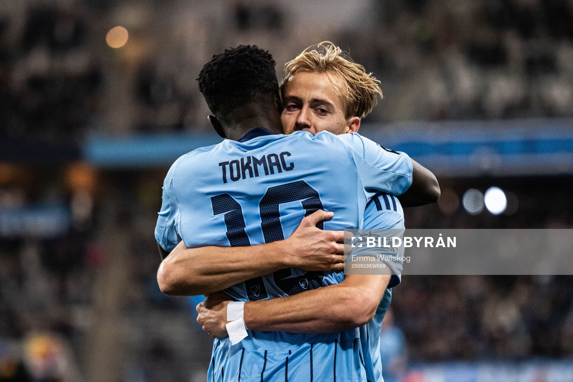 Djurgårdens Tokmac Nguen jublar med Oskar Fallenius
