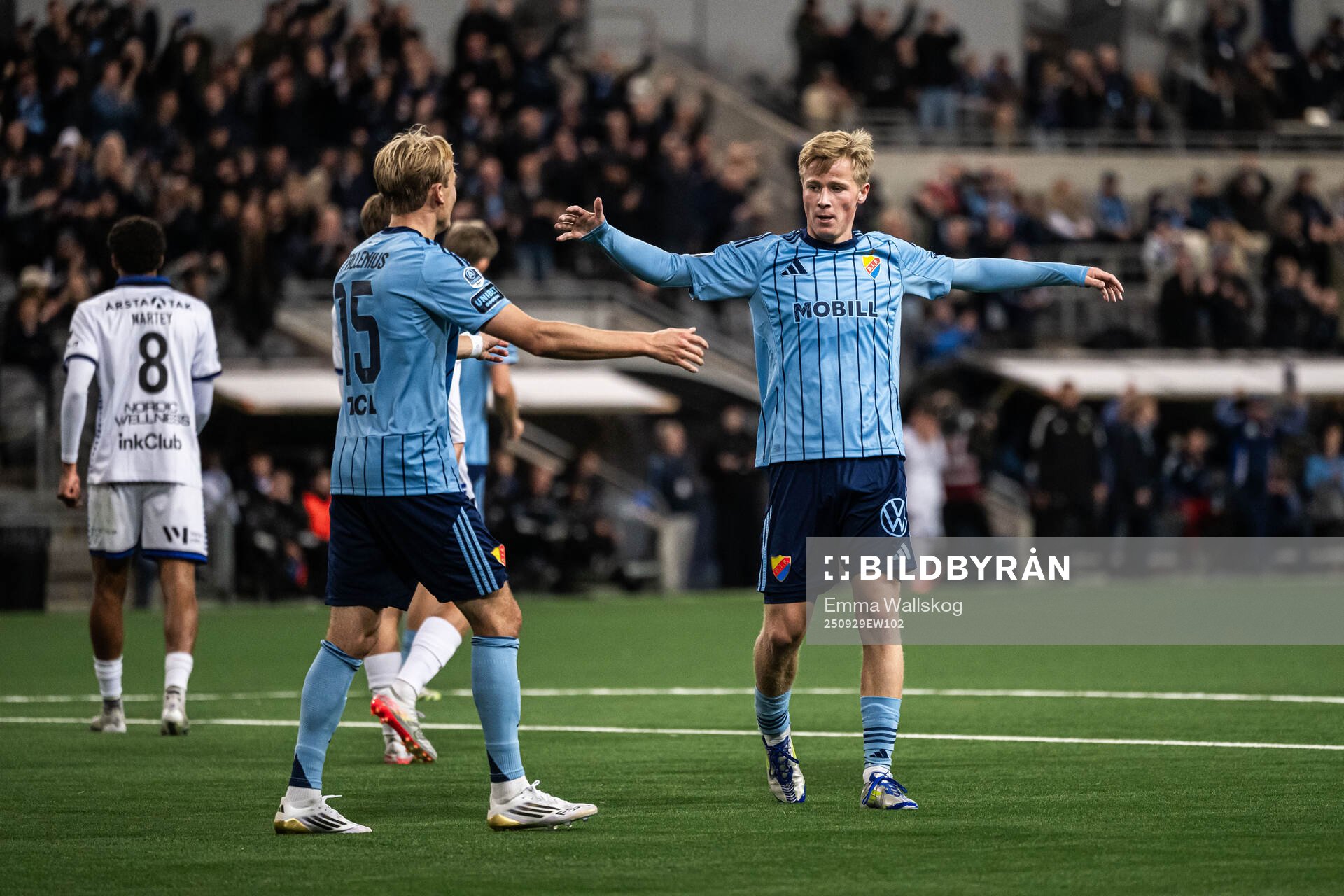 Djurgårdens Bo Hegland jublar med Oskar Fallenius