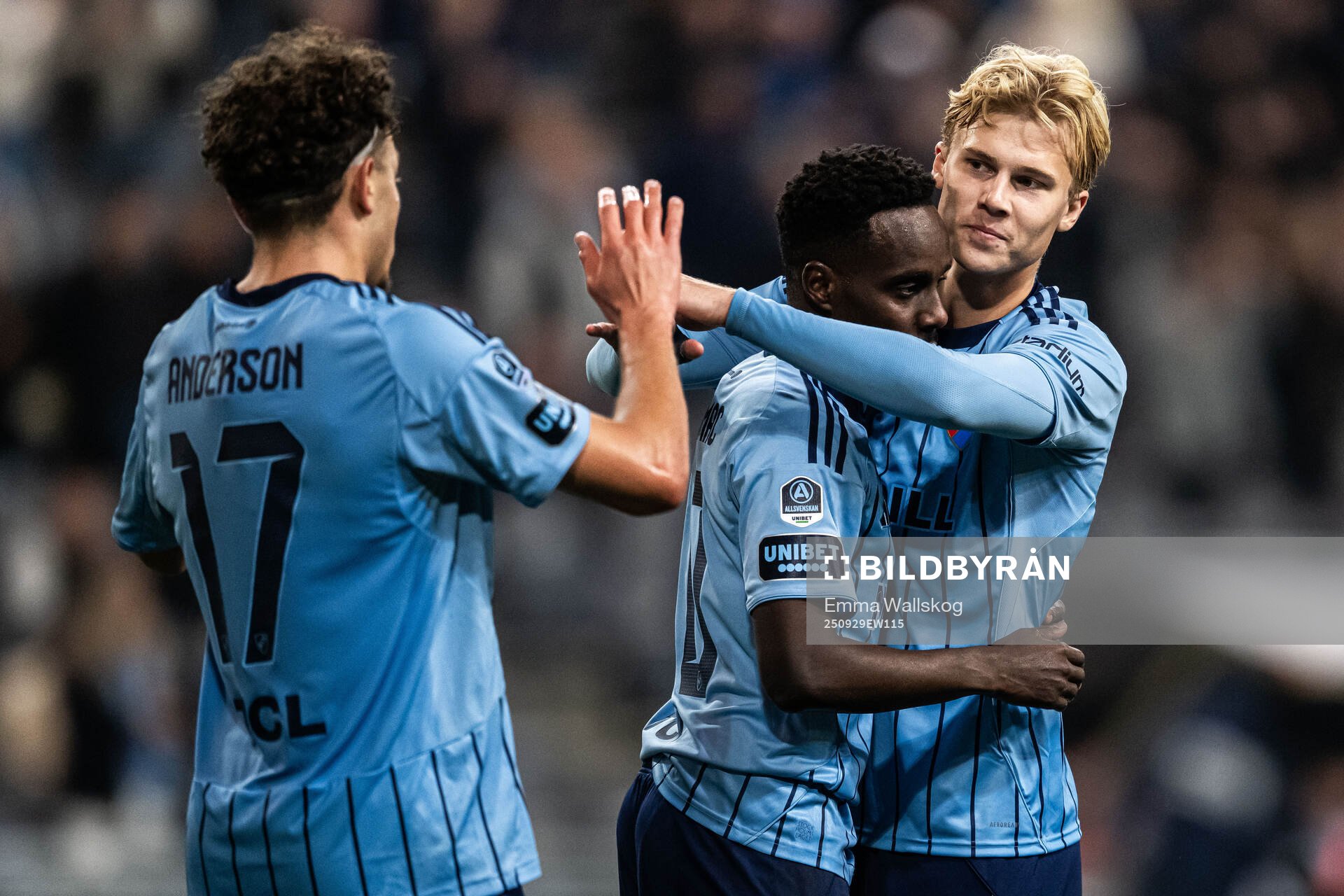 Djurgårdens Mikael Anderson jublar med Tokmac Nguen och
