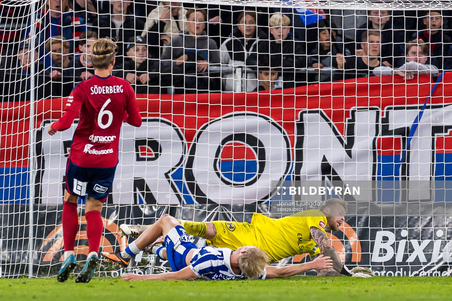 IFK Göteborgs Max Fenger och Östers målvakt Robin