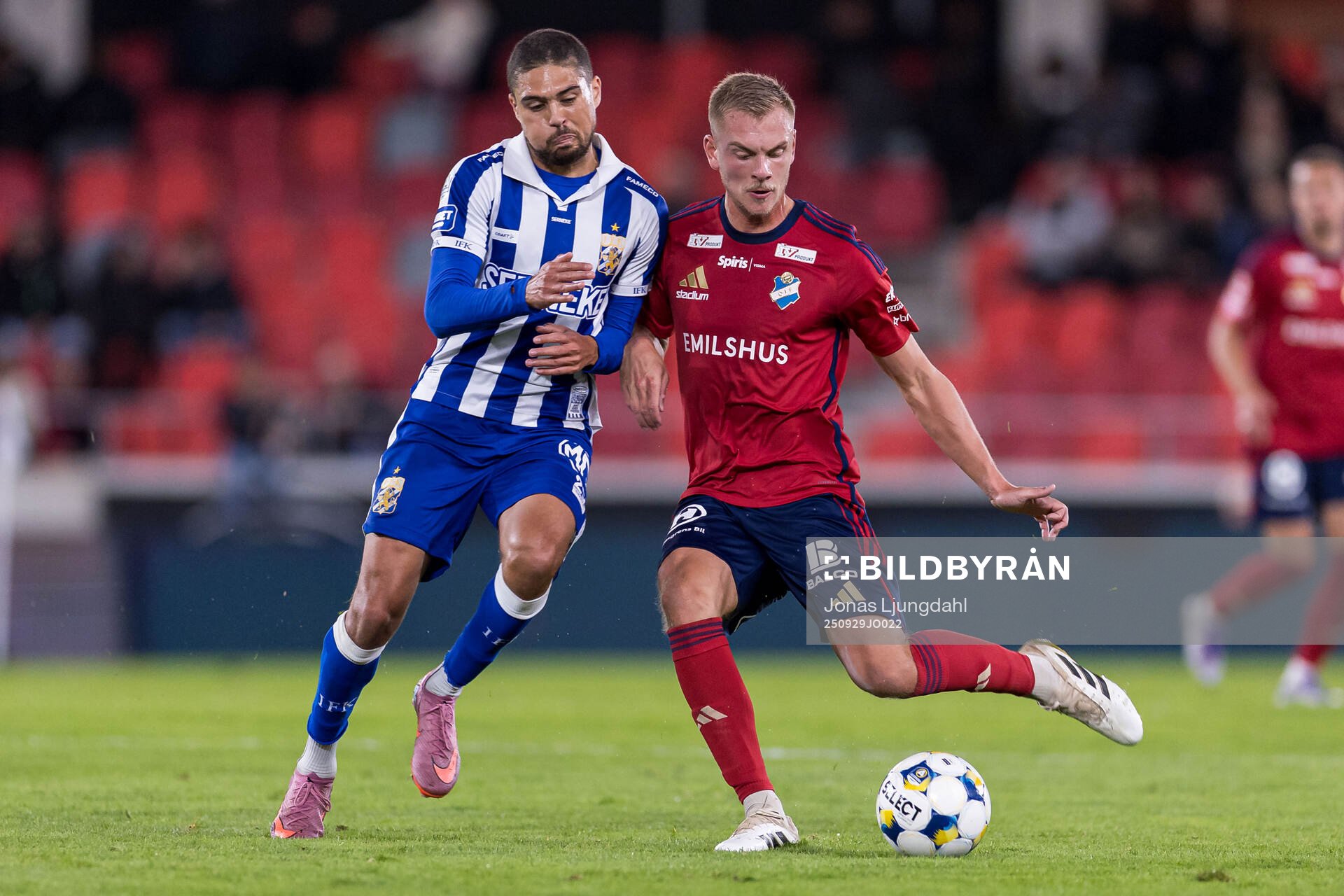 IFK Göteborgs Thomas Santos och Östers Dennis Olsson