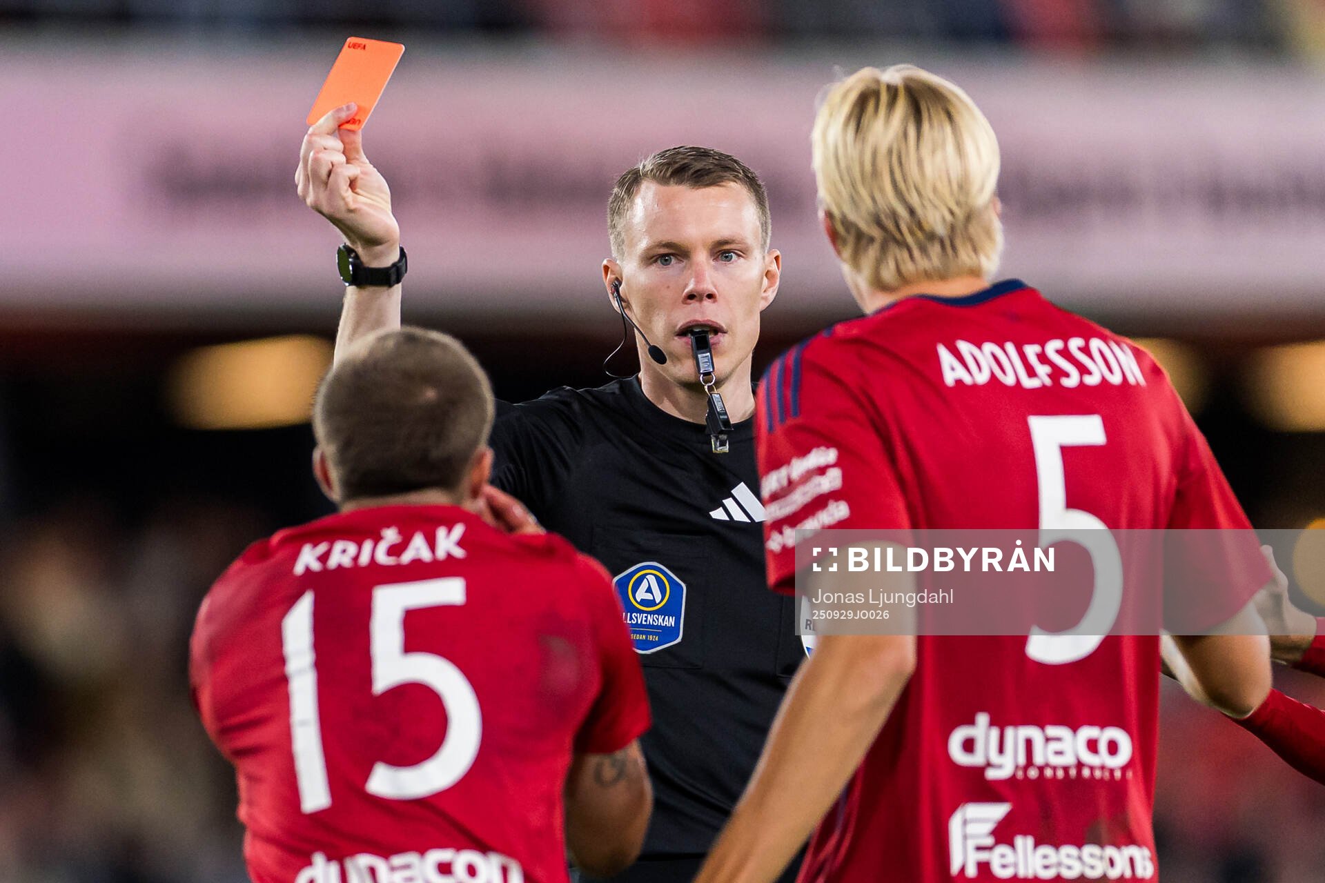 Domare Oscar Johnson ger rött kort till Östers Ivan Kricak