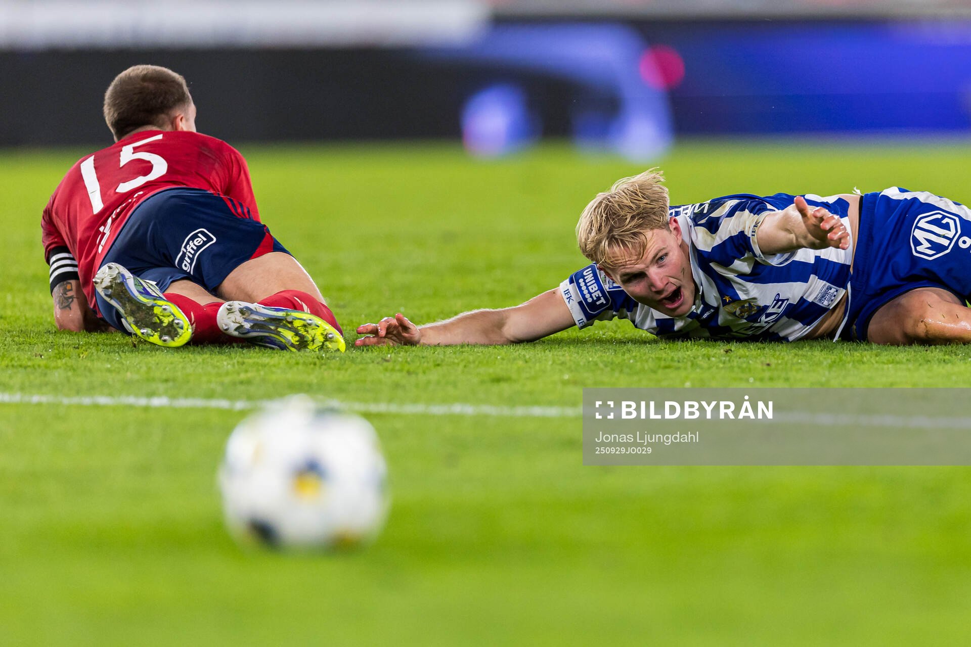 Östers Ivan Kricak och IFK Göteborgs Max Fenger