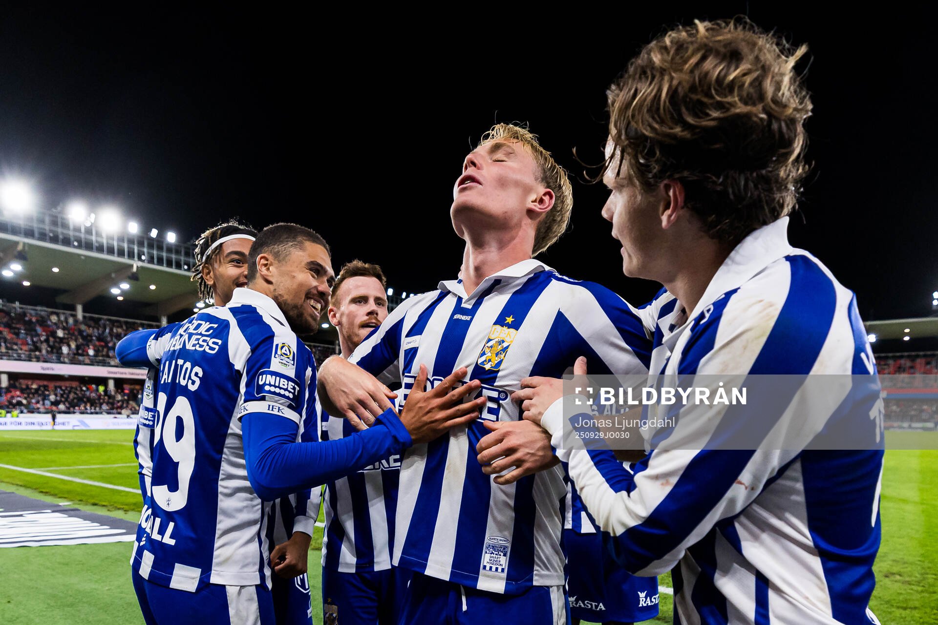 IFK Göteborgs Max Fenger jublar med lagkamrater