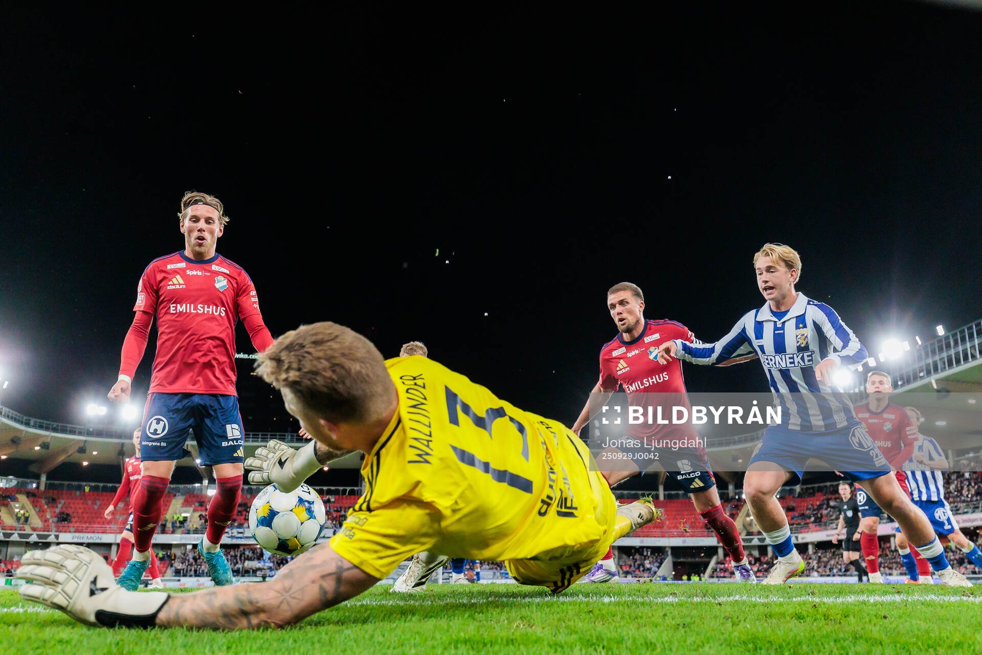 Östers målvakt Robin Wallinder gör en räddning. Med på