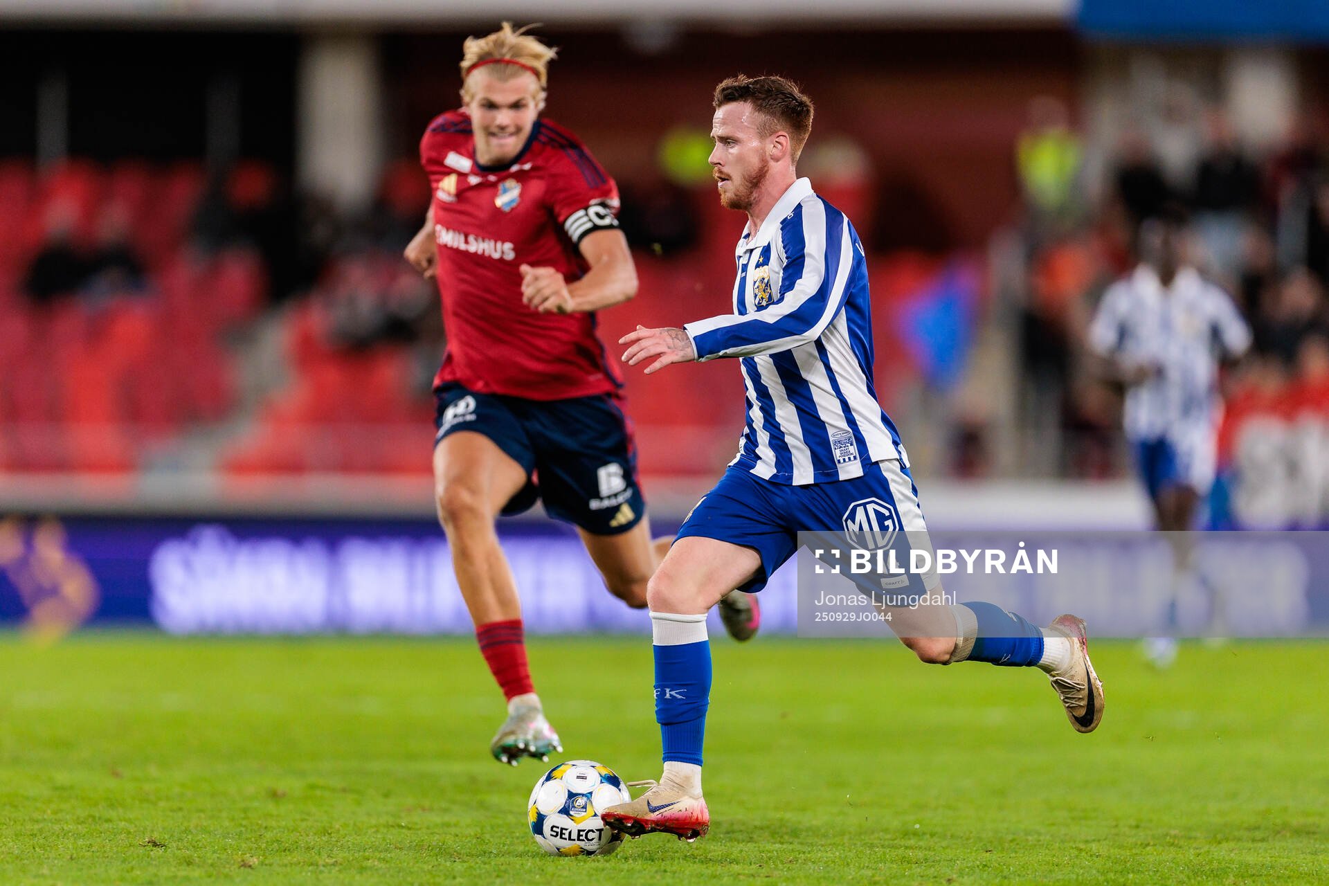 Östers Mattis Adolfsson och IFK Göteborgs David Kruse