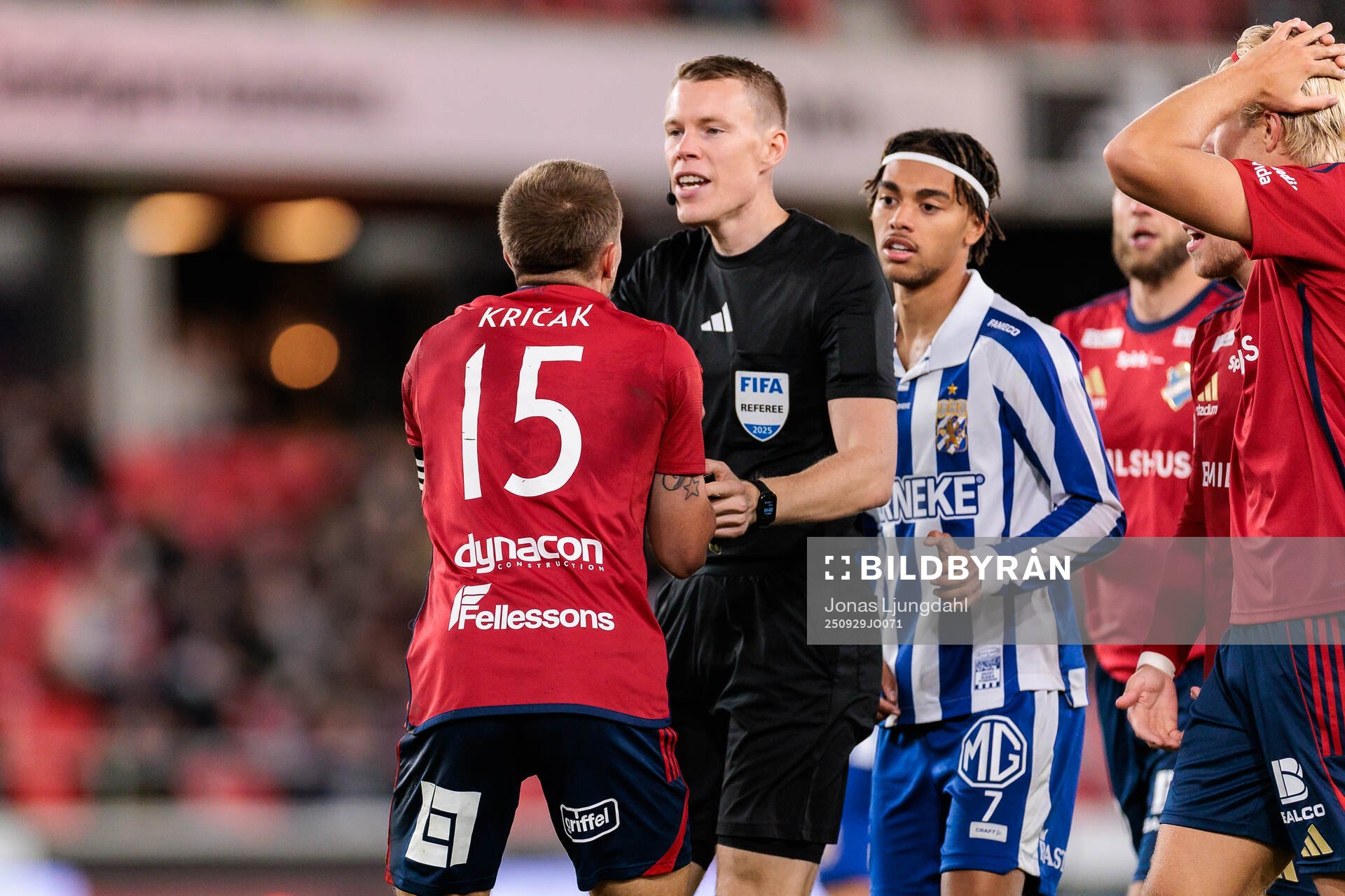 Östers Ivan Kricak och Domare Oscar Johnson