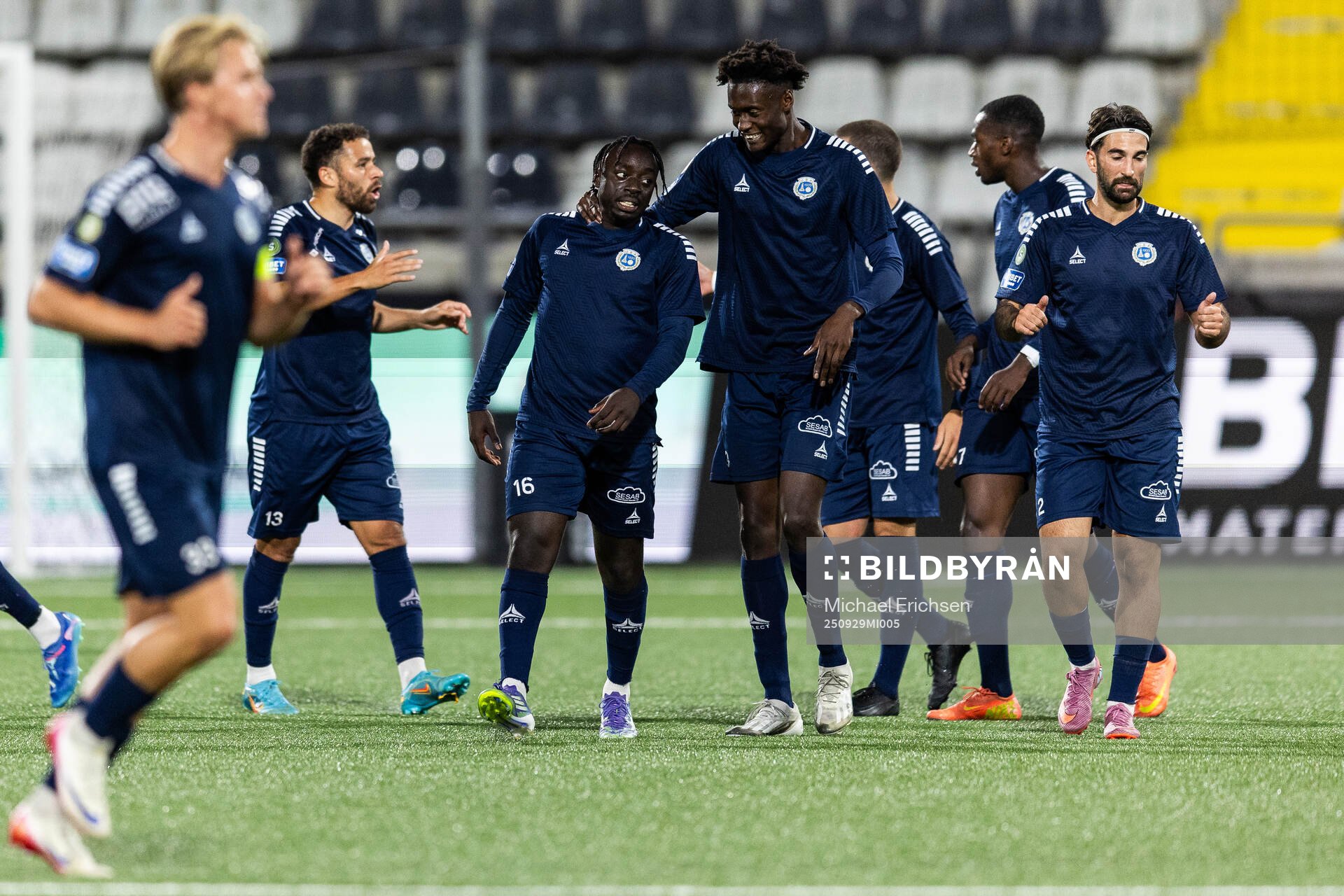 Utsiktens Kalipha Jawla jublar med lagkamrater