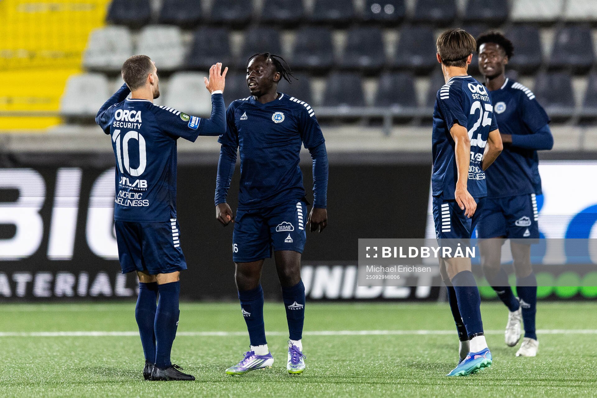 Utsiktens Kalipha Jawla jublar med Arian Kabashi