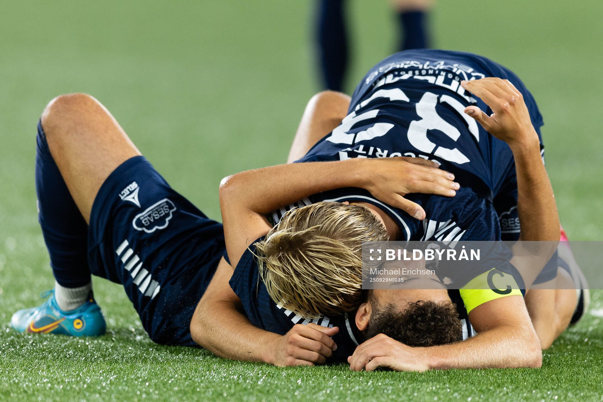 Utsiktens Malkolm Moenza och Sebastian Lagerlund jublar