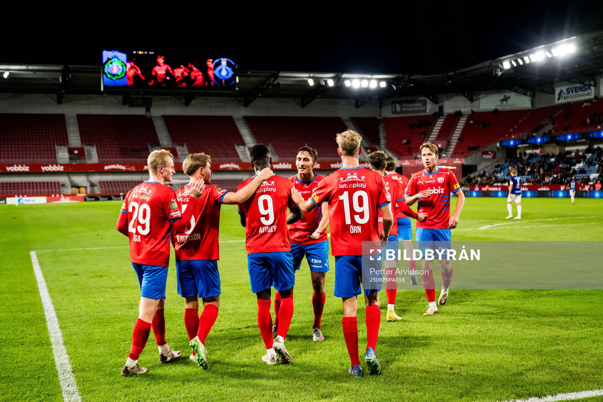 Helsingborgs Adam Akimey och lagkamrater jublar