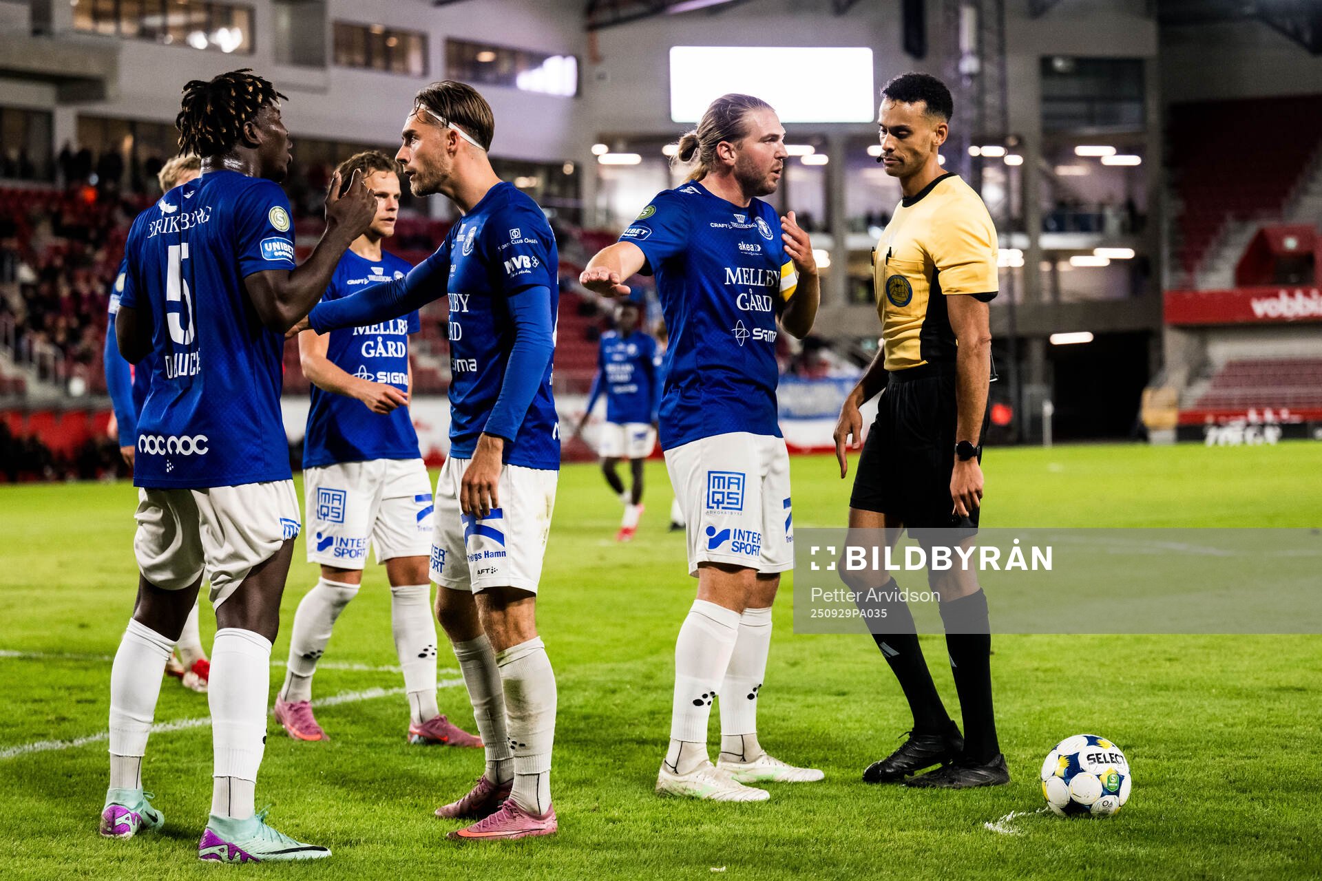 Trelleborgs Abel Ogwuche och Charlie Weberg och Domare