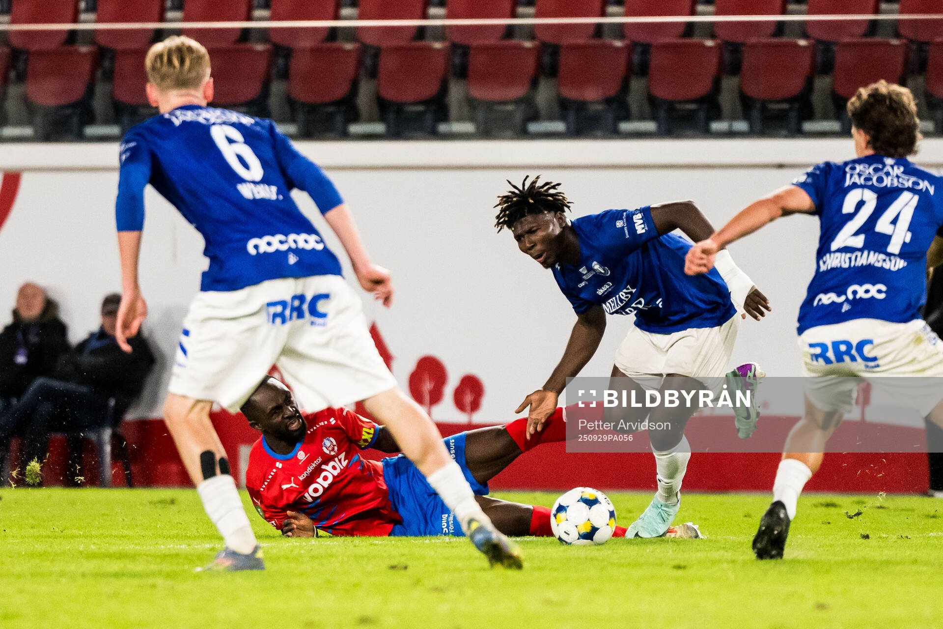 Helsingborgs Adam Akimey och Trelleborgs Abel Ogwuche vid