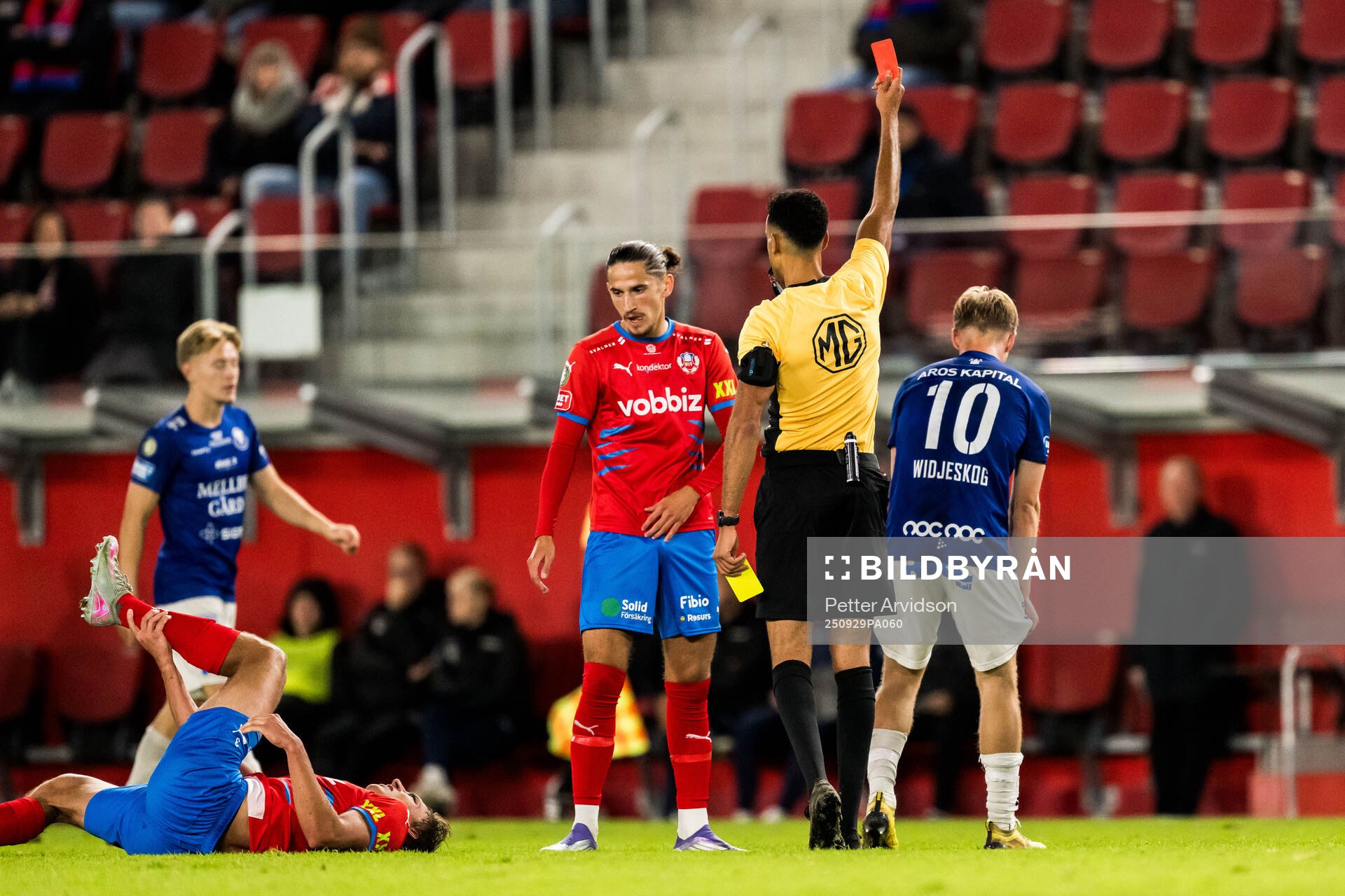Domare Farouk nehdi dömer rött kort och Trelleborgs Axel