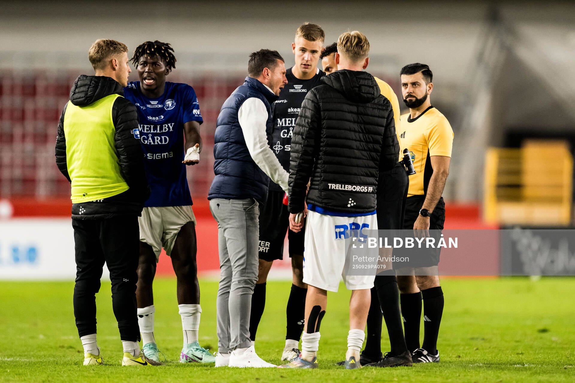 Trelleborgs tränare Kristian Haynes i samtal med och