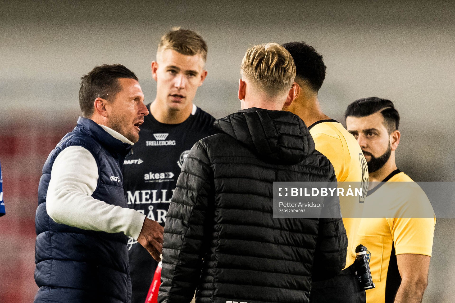Trelleborgs tränare Kristian Haynes i samtal med domare