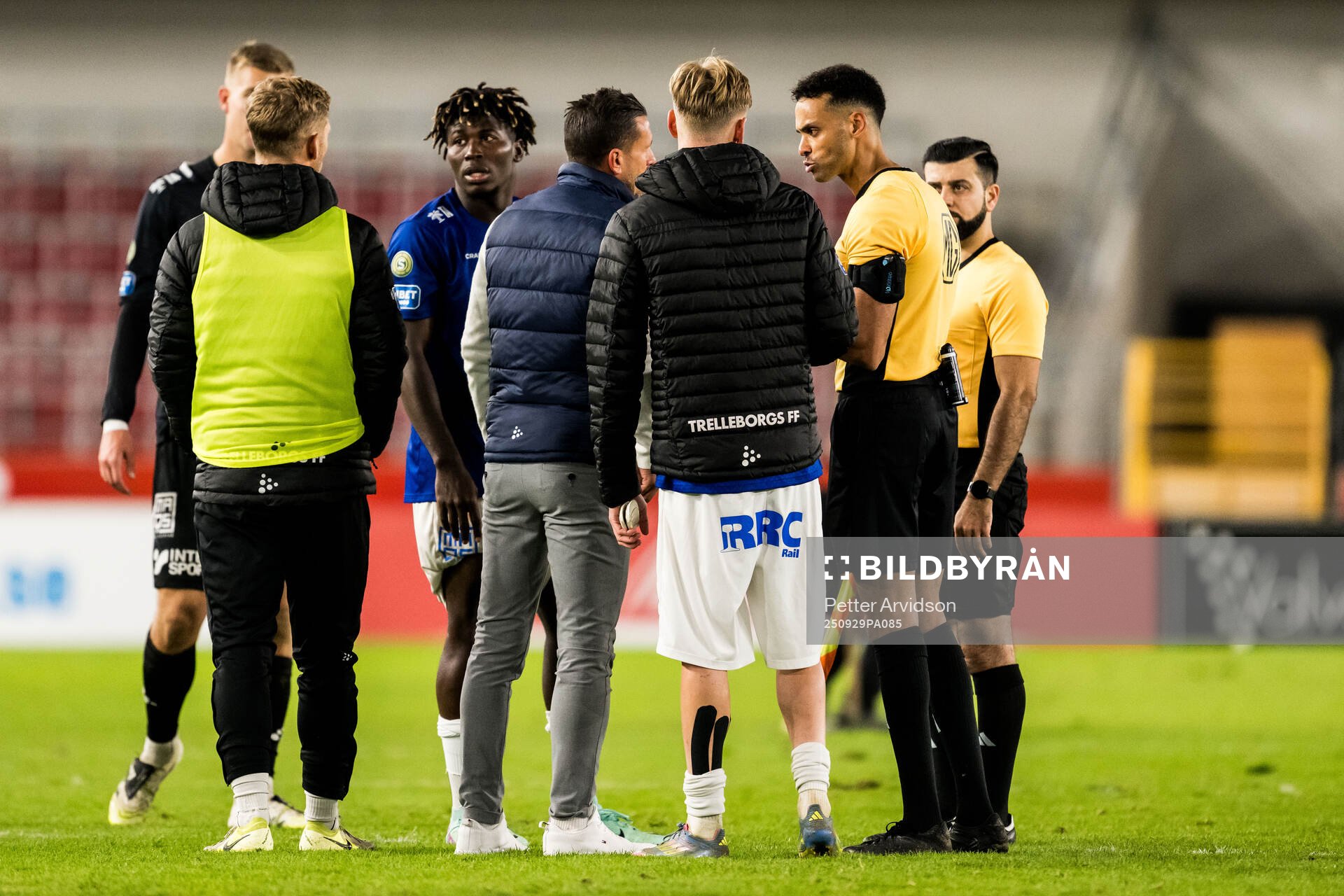 Trelleborgs tränare Kristian Haynes i samtal med och