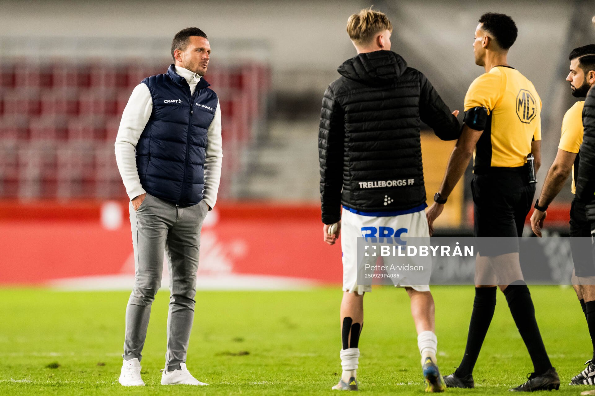 Trelleborgs tränare Kristian Haynes och Domare Farouk nehdi
