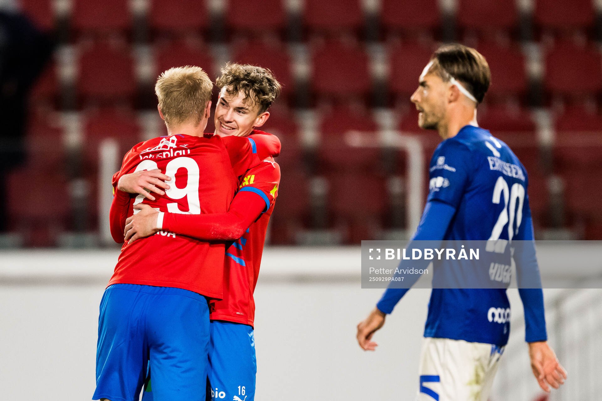 Helsingborgs Alexander Johansson och Oscar Aga jublar