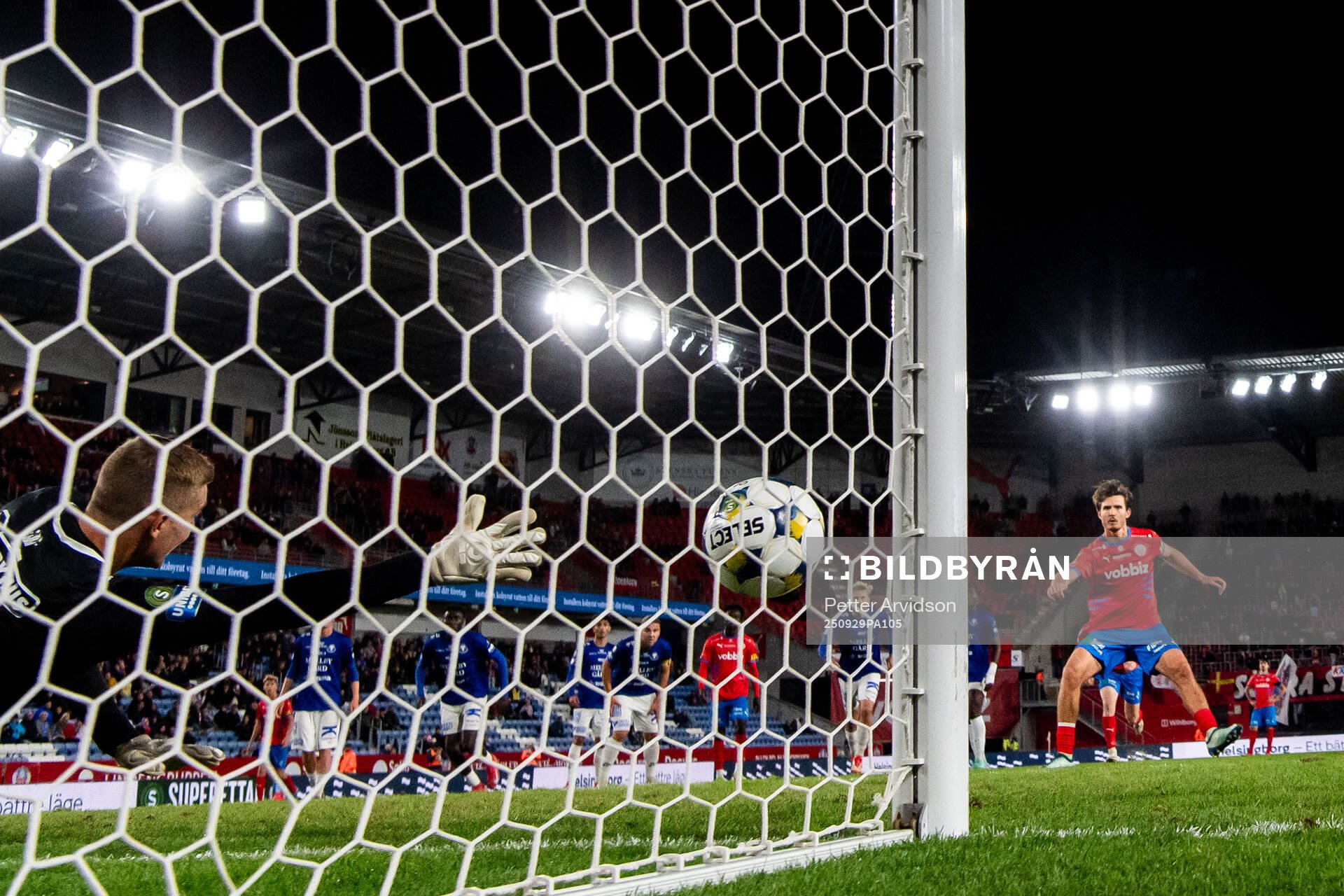 Helsingborgs Wilhelm Loeper gör 2-1 målet på straff