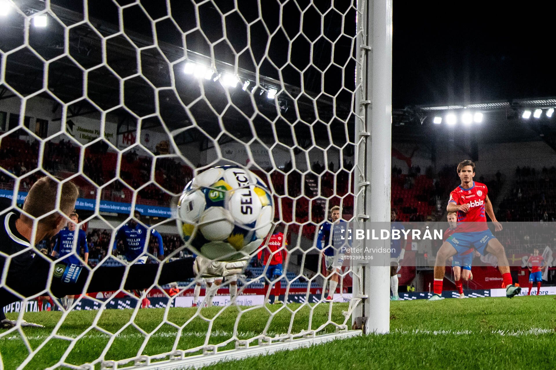 Helsingborgs Wilhelm Loeper gör 2-1 målet på straff