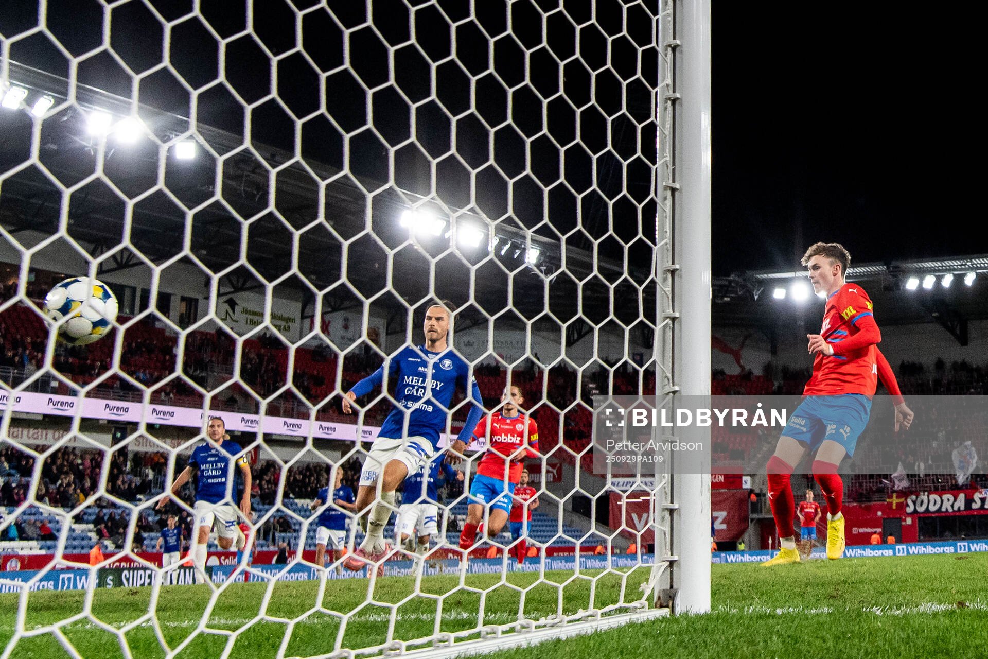 Helsingborgs Alexander Johansson skjuter in 4-1 målet