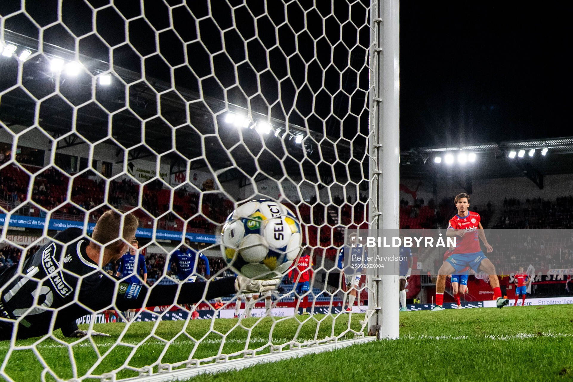 Helsingborgs Wilhelm Loeper gör 2-1 målet på straff