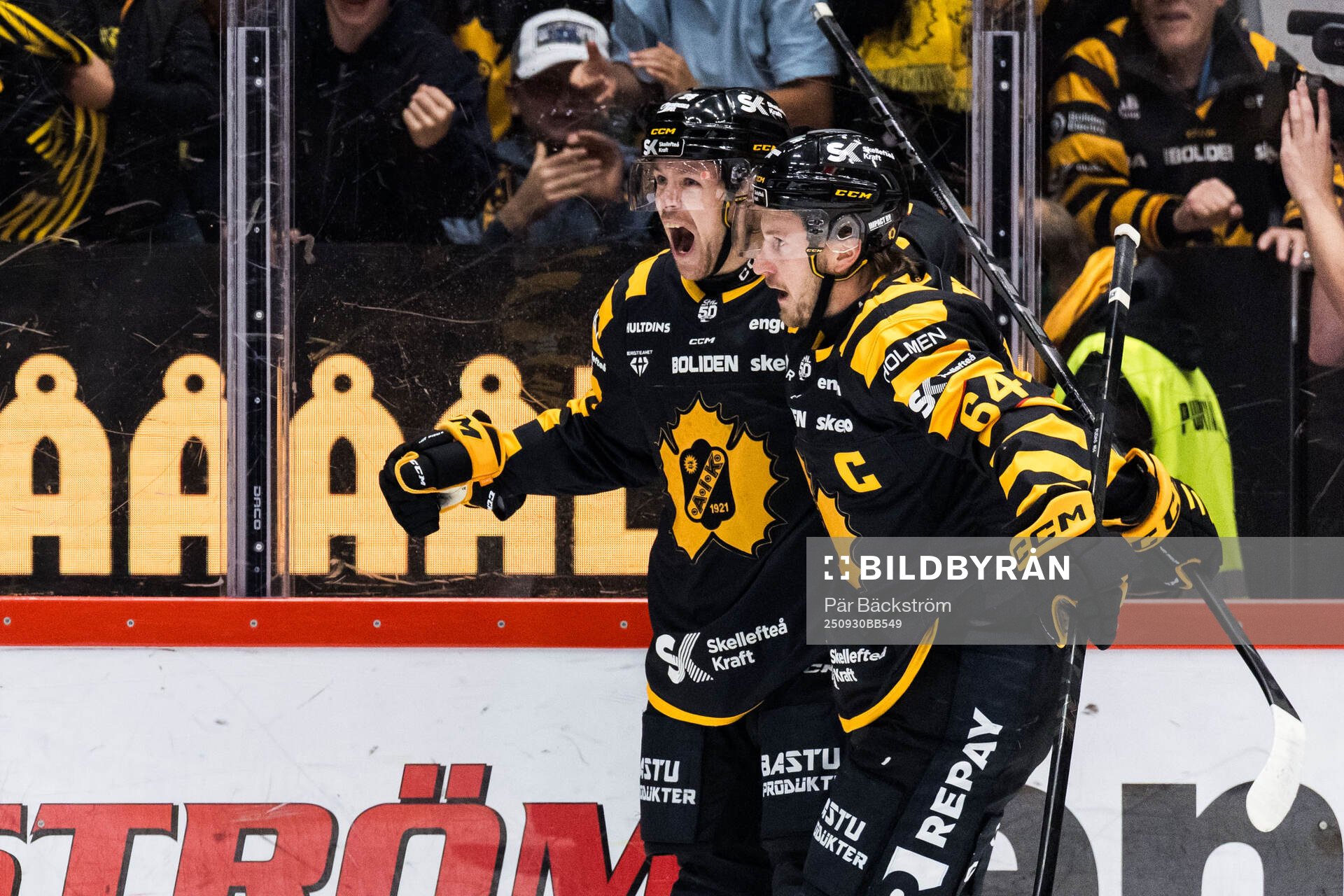 Skellefteås Mikkel Aagaard poch Jonathan Pudas jublar