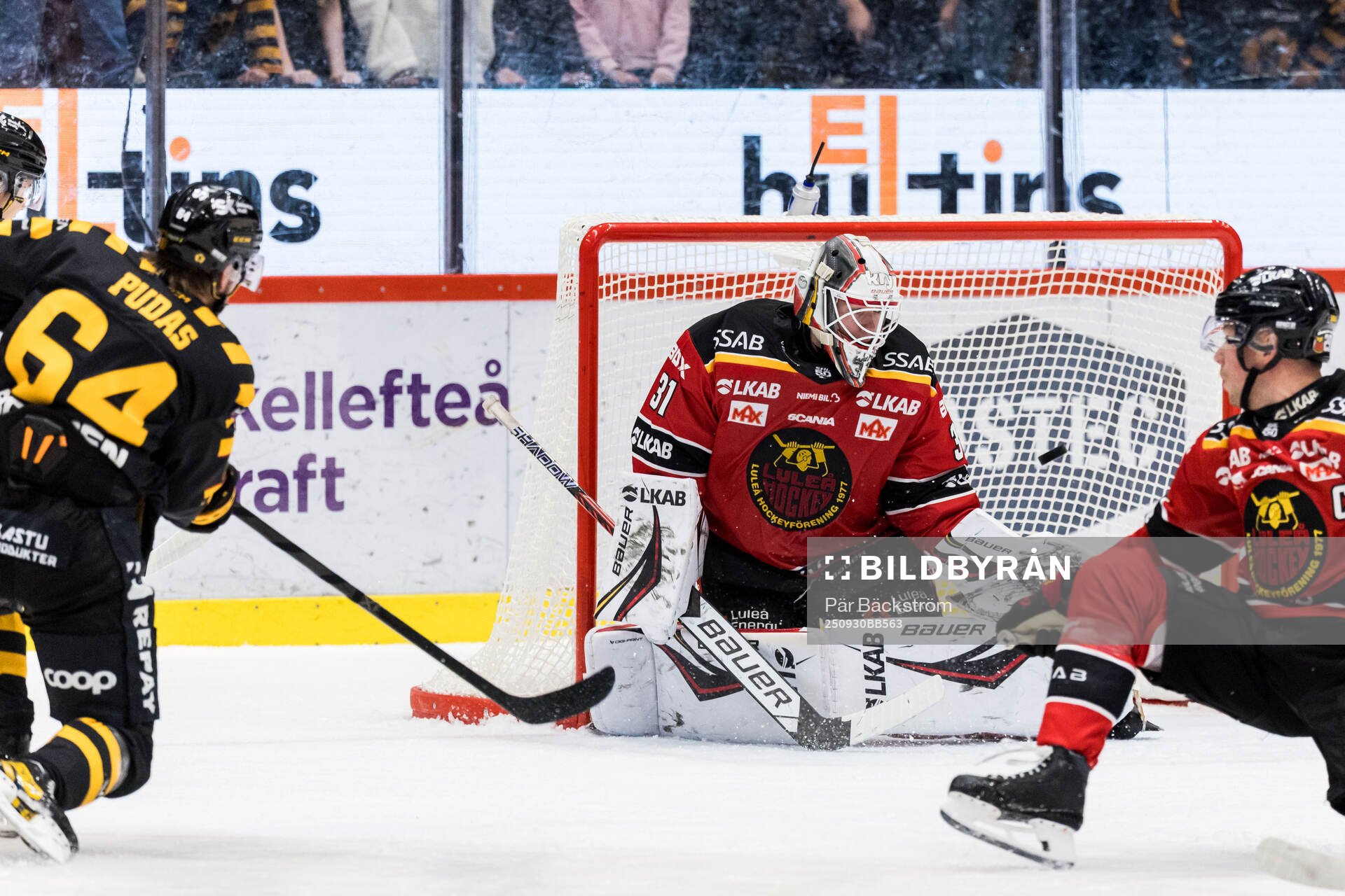 Skellefteås Jonathan Pudas gör 2-0 bakom Luleås målvakt