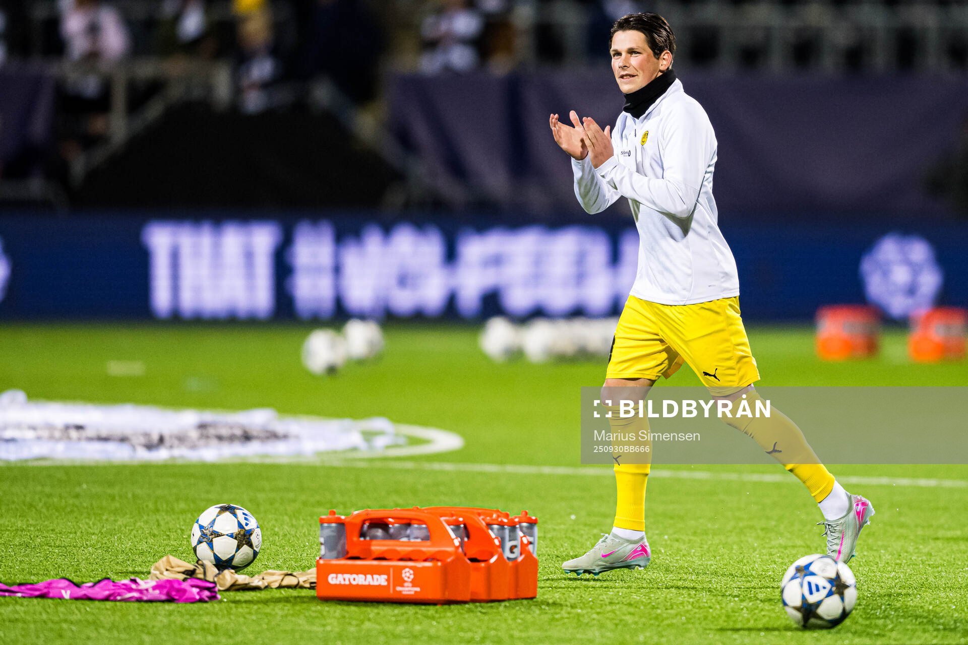 Sondre Brunstad Fet of Bodø/Glimt warms up