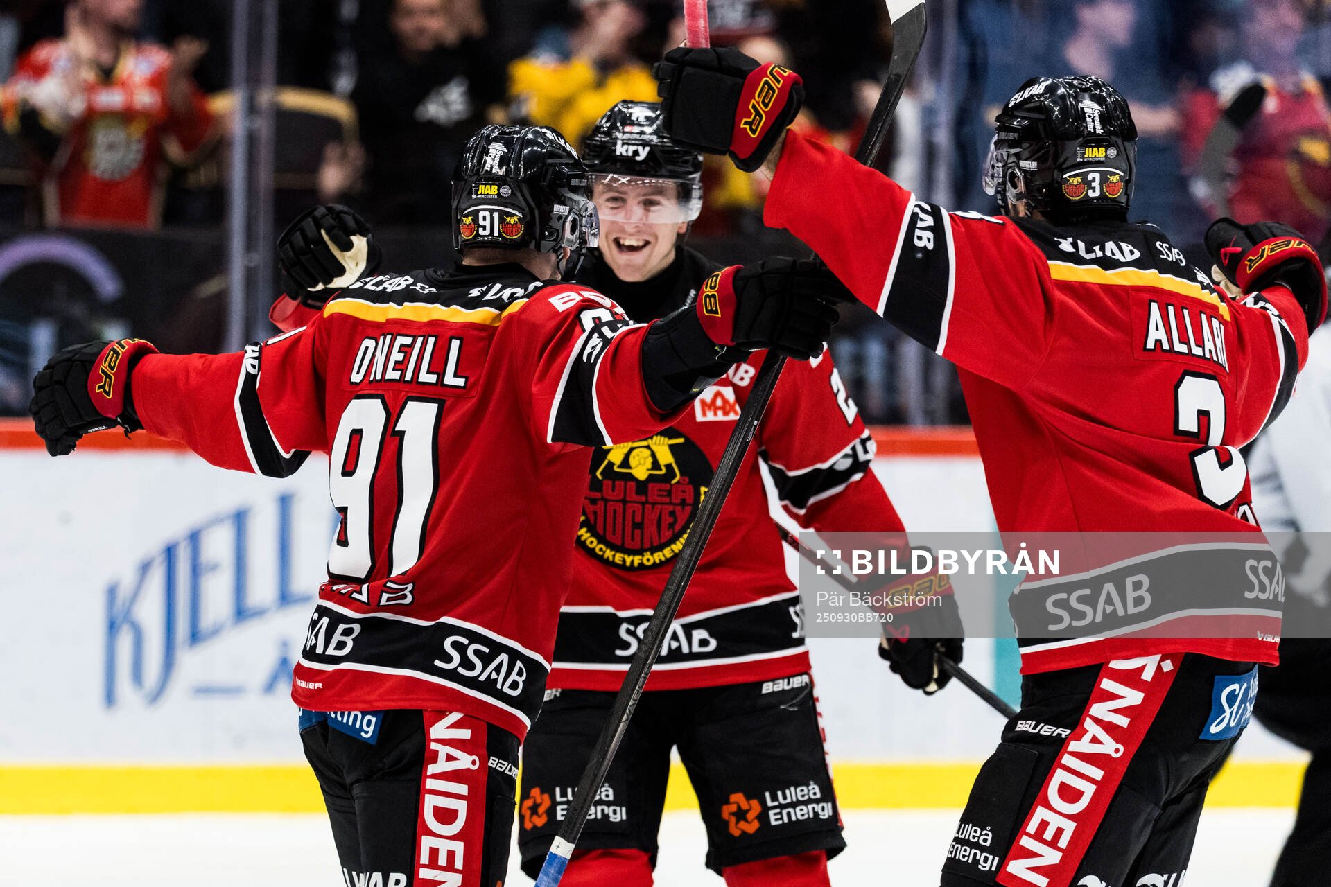 Luleås Brian O'Neill jublar med Jesper Sellgren och