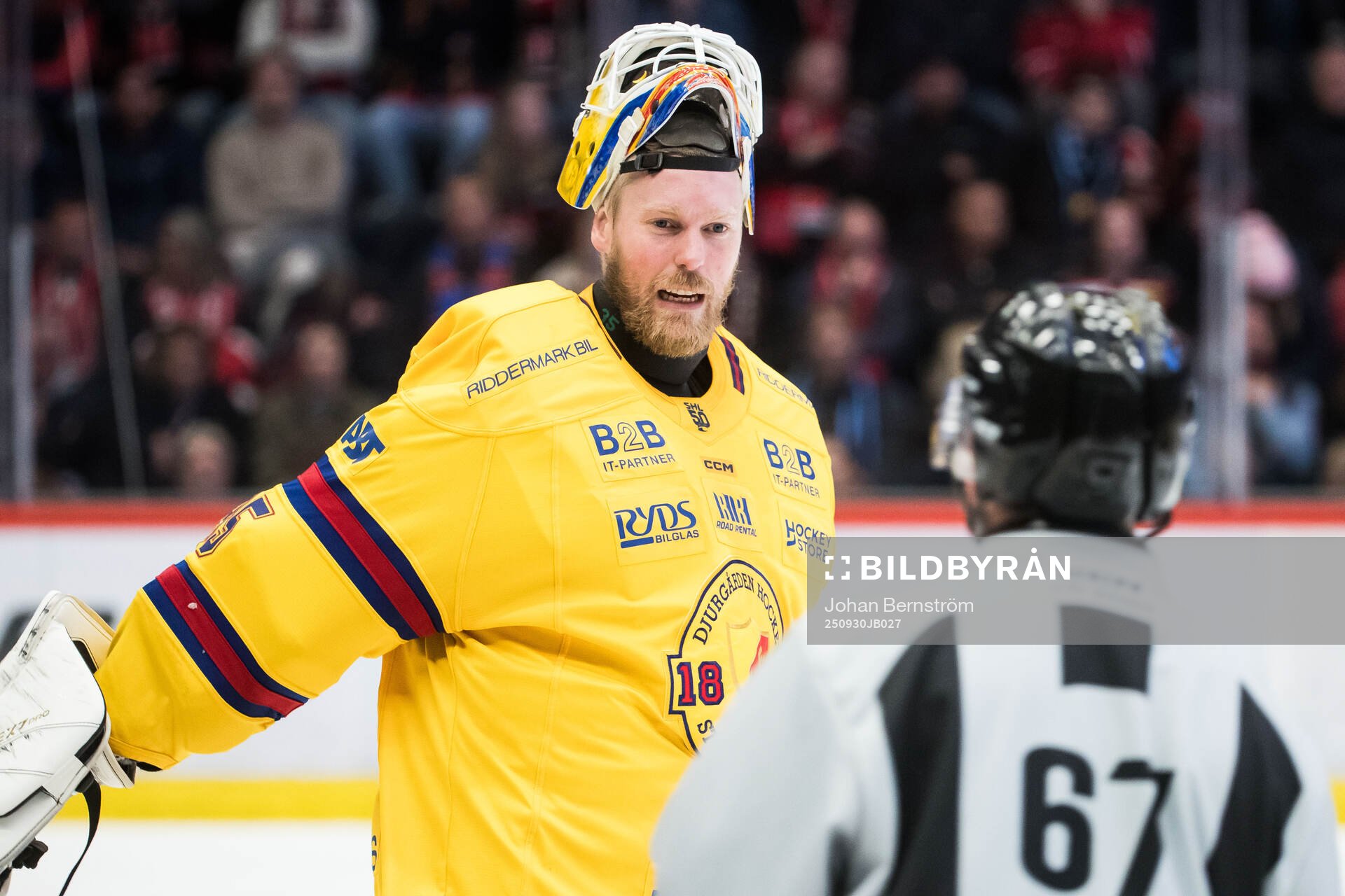 Djurgårdens målvakt Magnus Hellberg i samtal med
