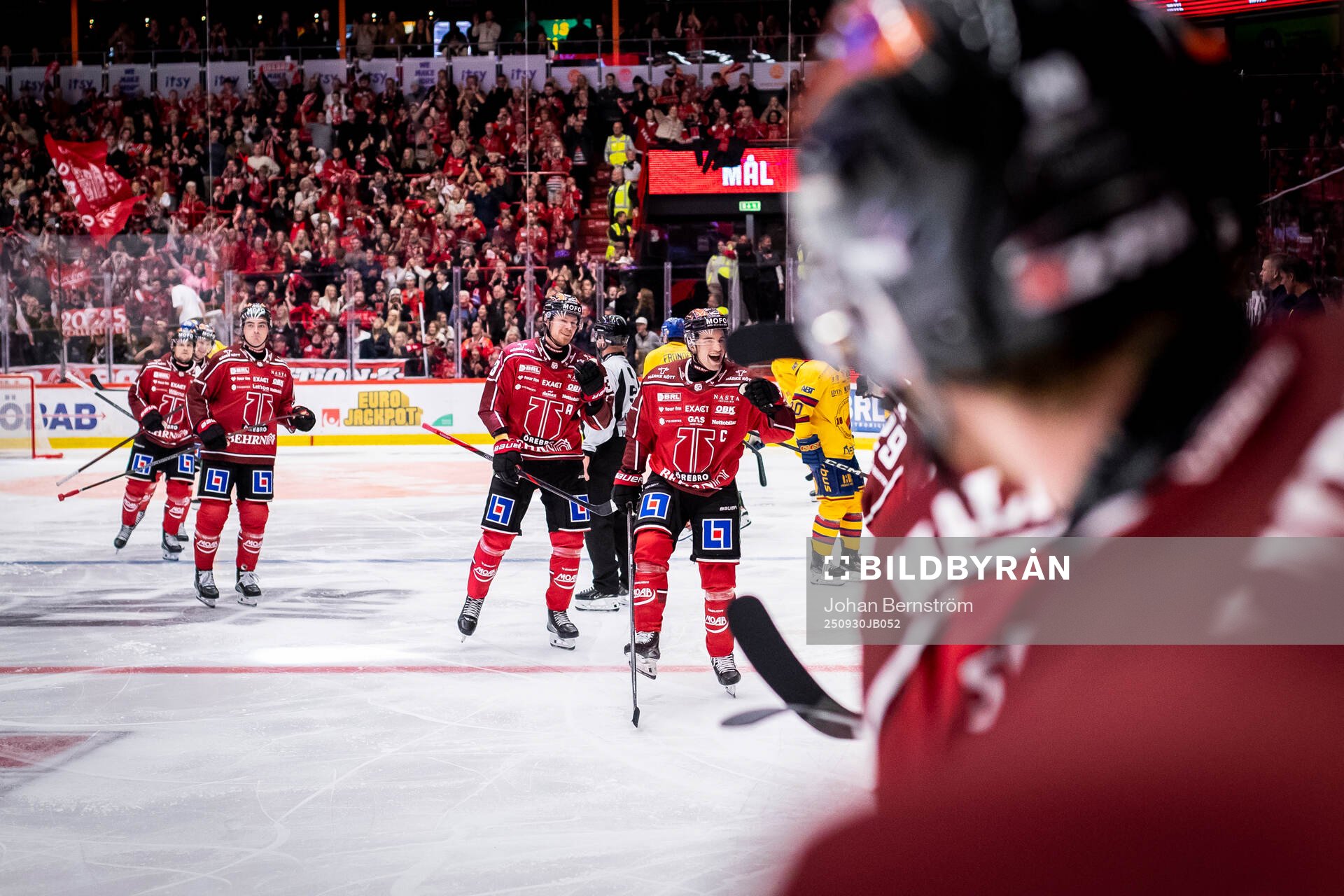 Örebros Glenn Gustafsson jublar vid 4-1