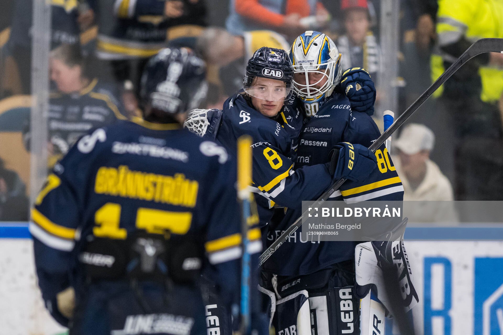 HV71s Lucas Lagerberg och målvakt Frederik Dichow jublar