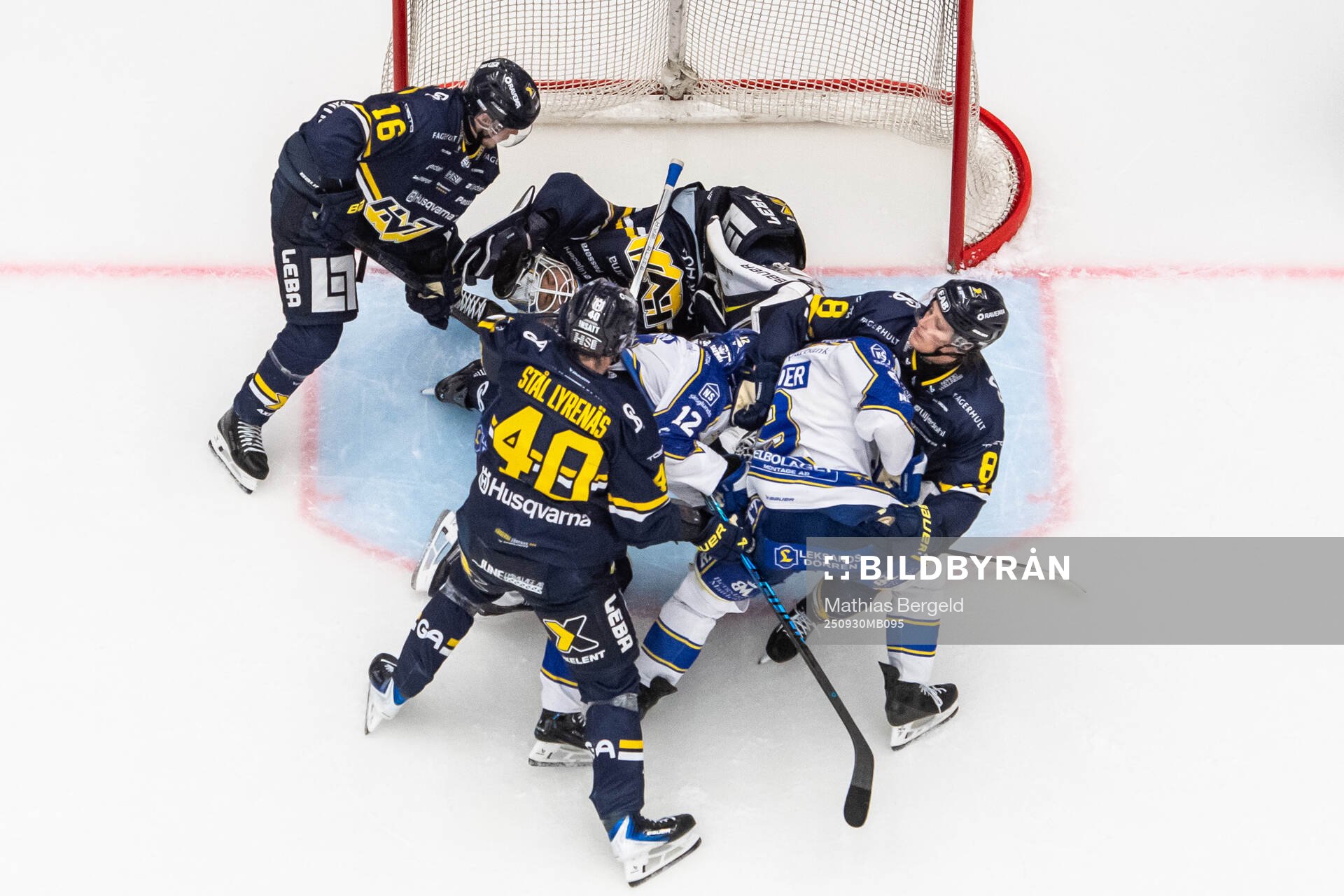 HV71s Linus Lindström, målvakt Frederik Dichow, Oskar