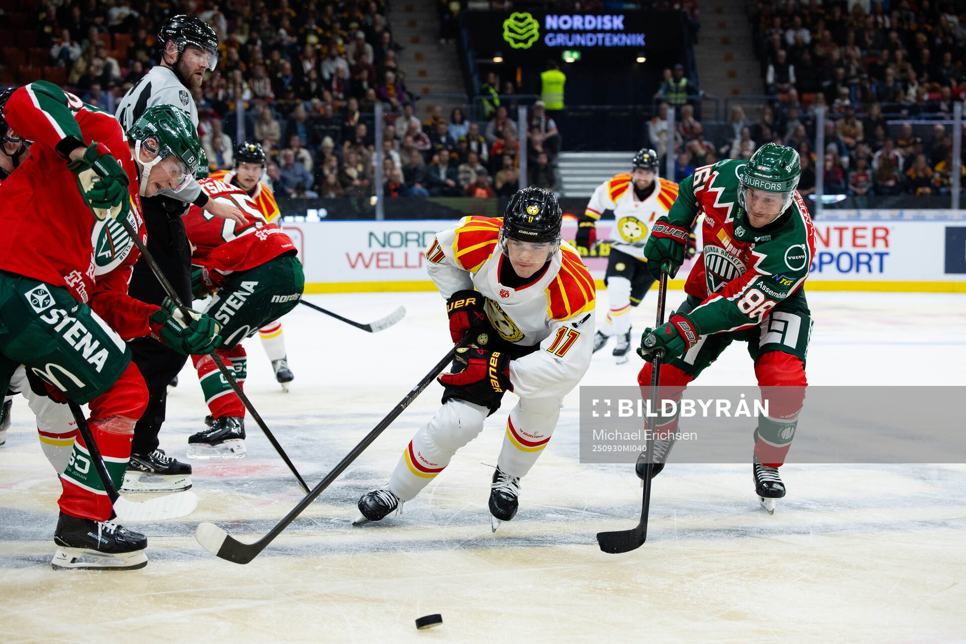 Brynäs Michal Svrcek och Frölundas Erik Thorell