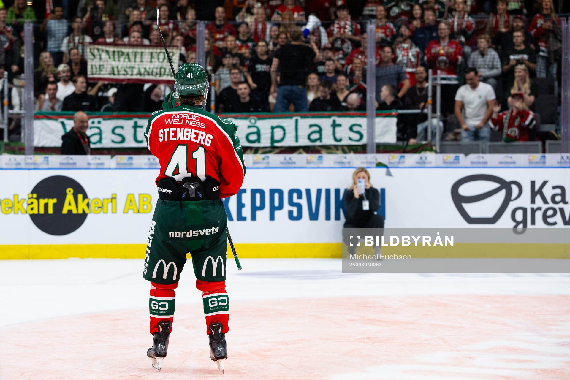 Frölundas klack sjunger för Ivar Stenberg på hans