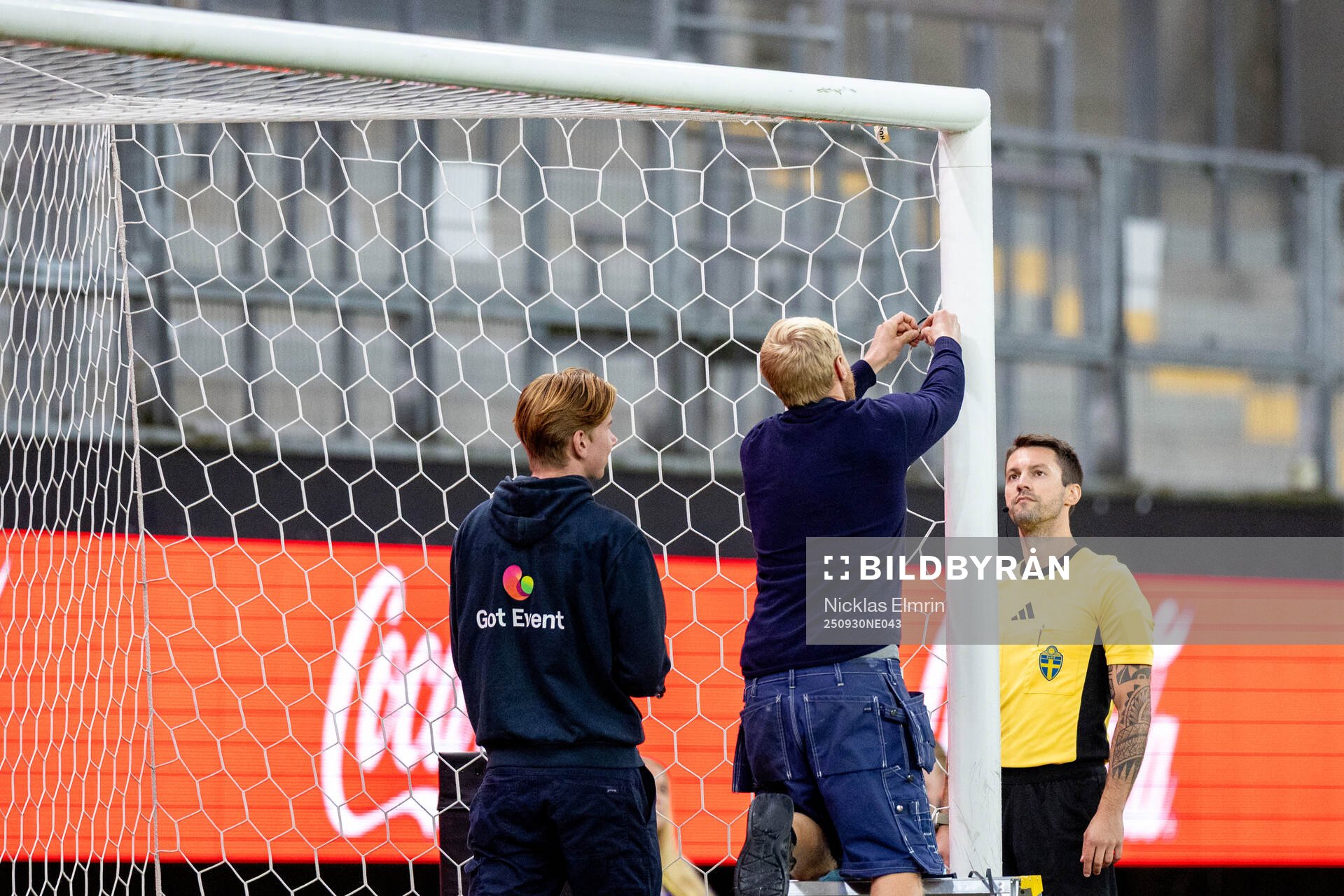 Nätet på ena målet behövdes lagas innan fotbollsmatchen