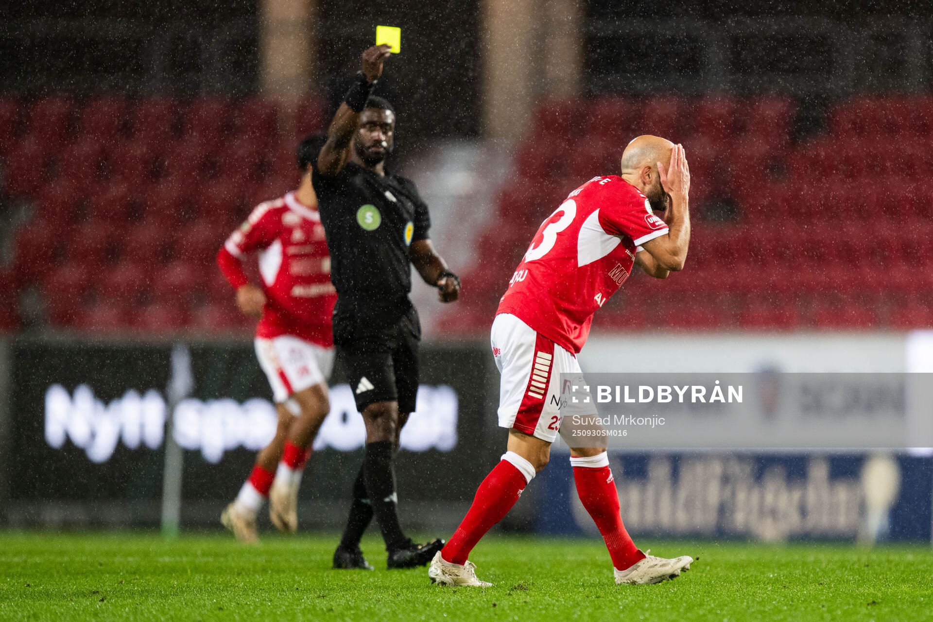 Domare Elis Kvrgic tilldelar Kalmars Robert Gojani gult kort