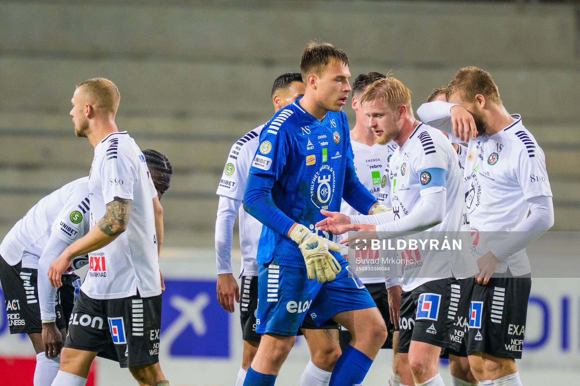 Örebros målvakt Jakub Ojrzynski och Karl Holmberg deppar