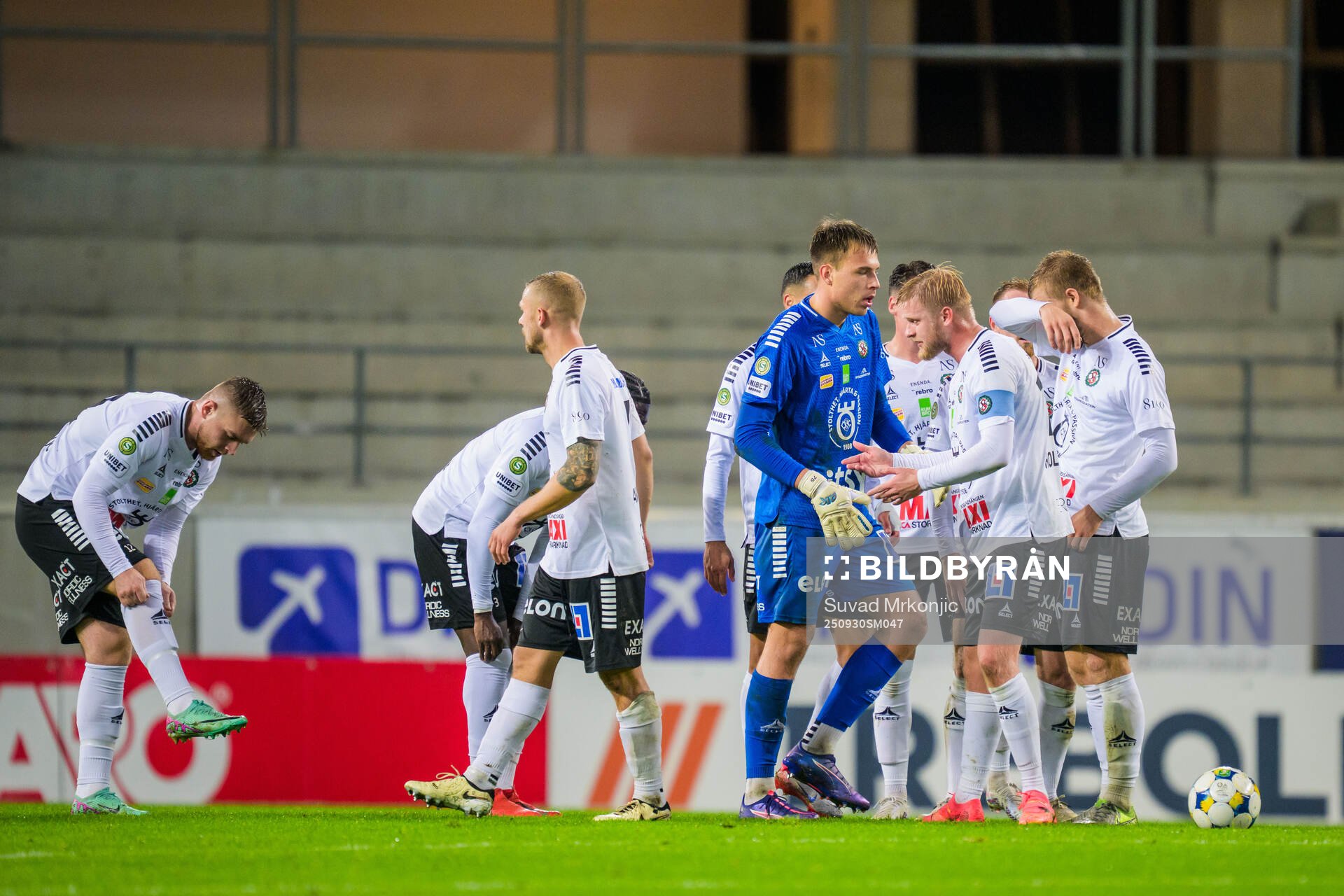 Örebros spelare samlar ihop sig på mittplan