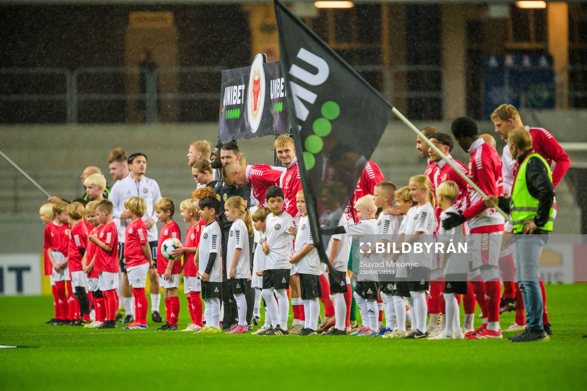 Spelarna marscherar in