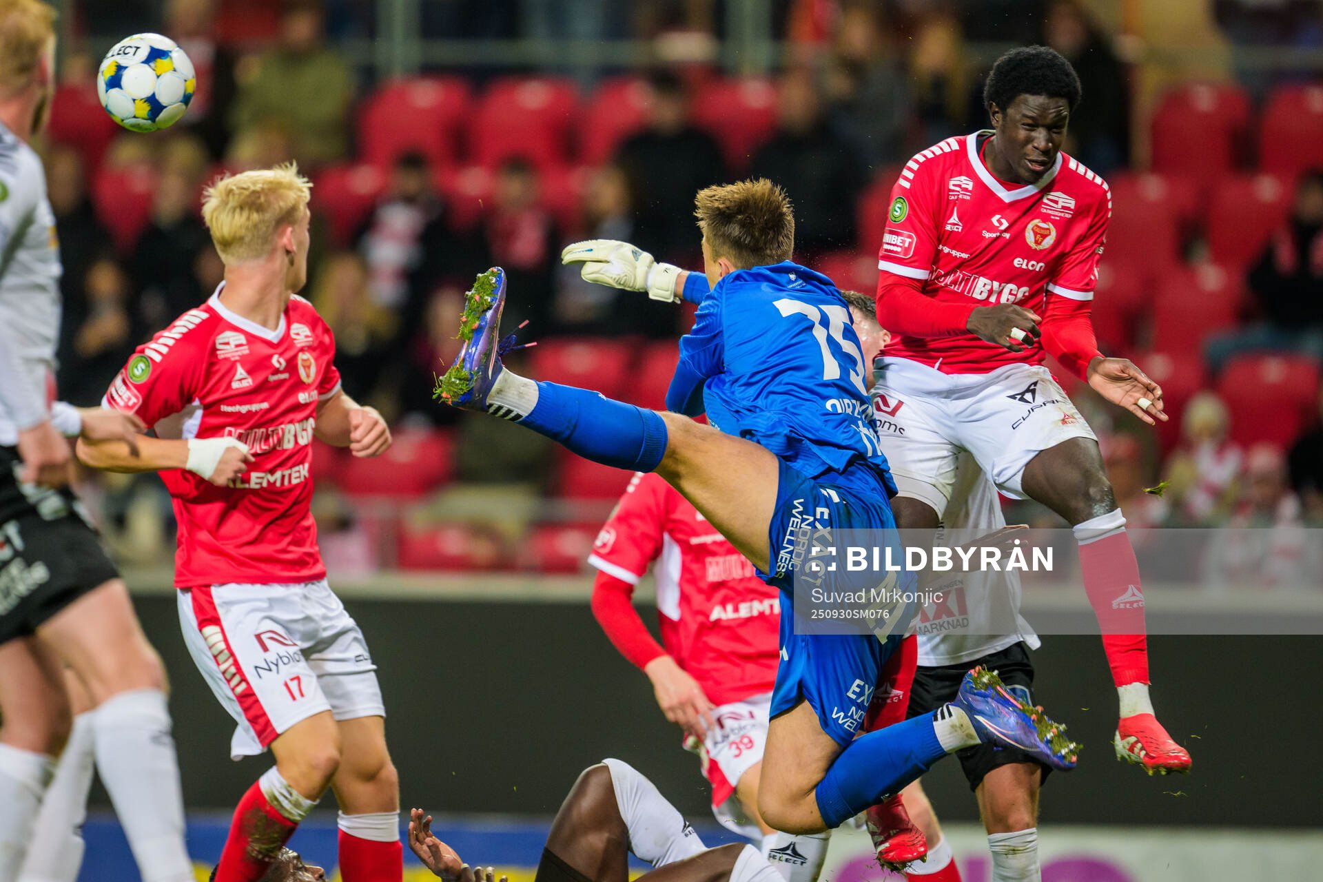 Örebros målvakt Jakub Ojrzynski och Kalmars Aboubacar
