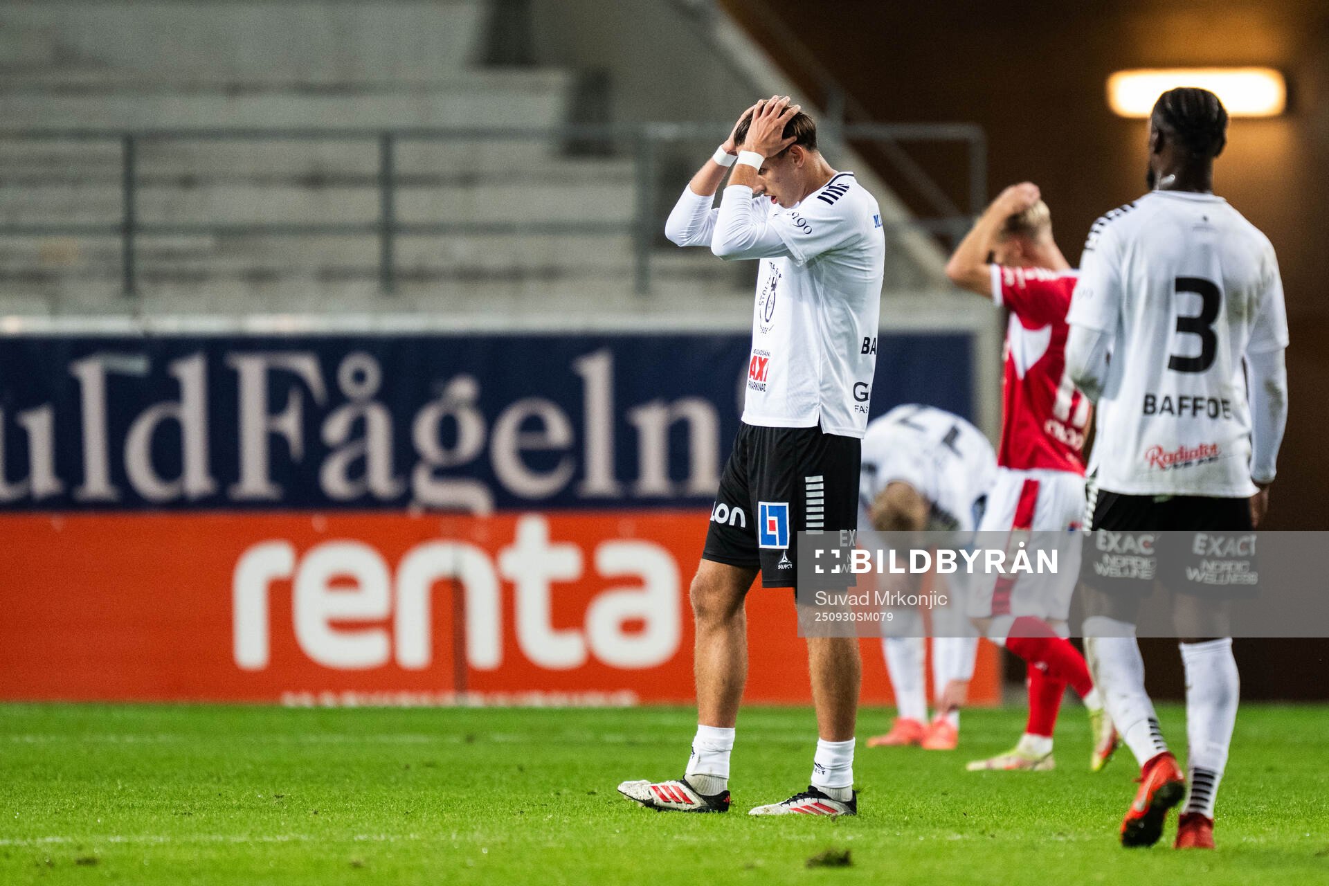 Örebros Melvin Bajrovic och Joseph Baffoe deppar