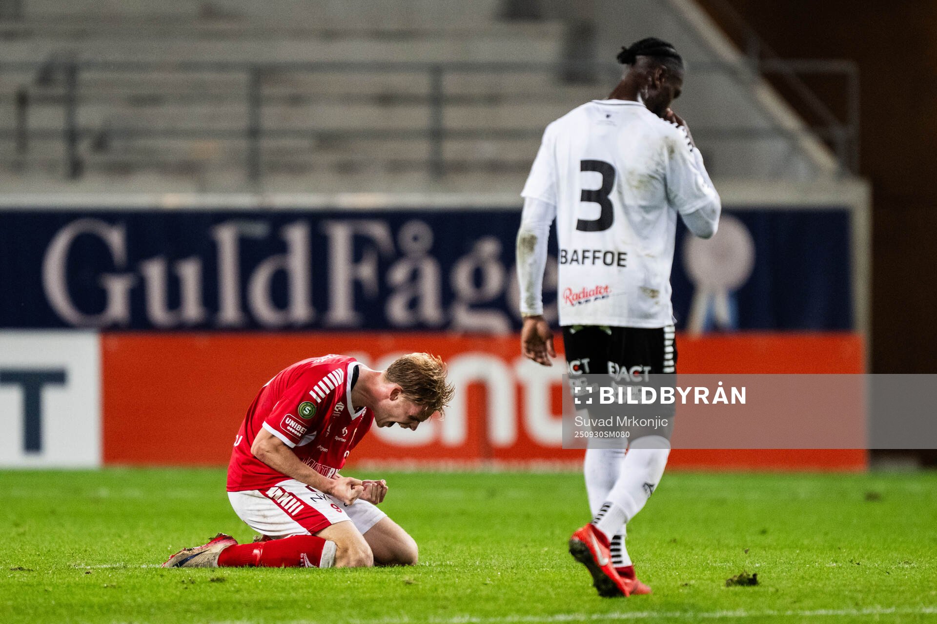 Kalmars Malcolm Stolt jublar och Örebros Joseph Baffoe